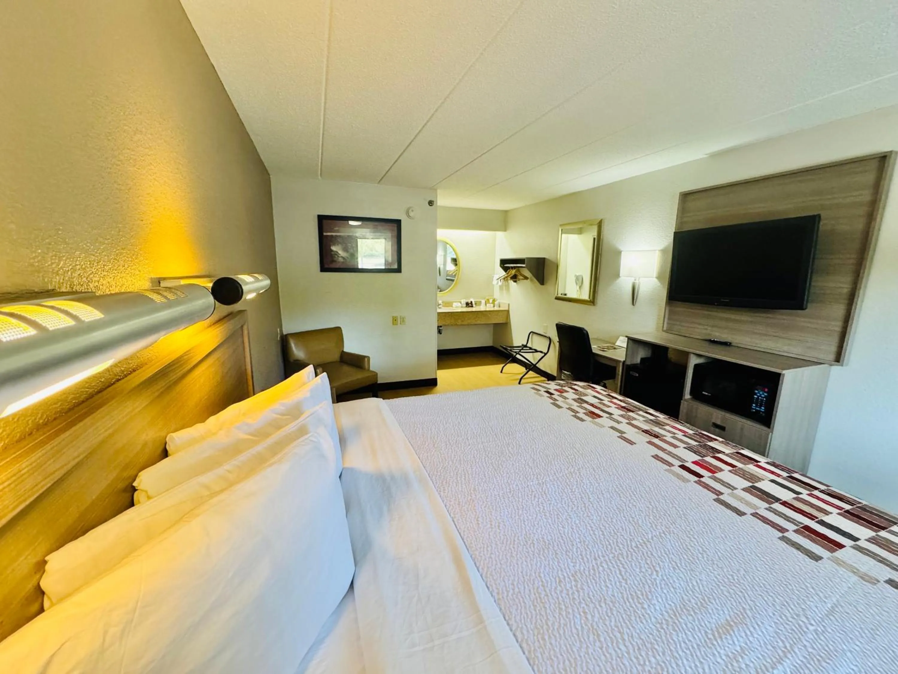 Photo of the whole room, Bed in Red Roof Inn Milford - New Haven