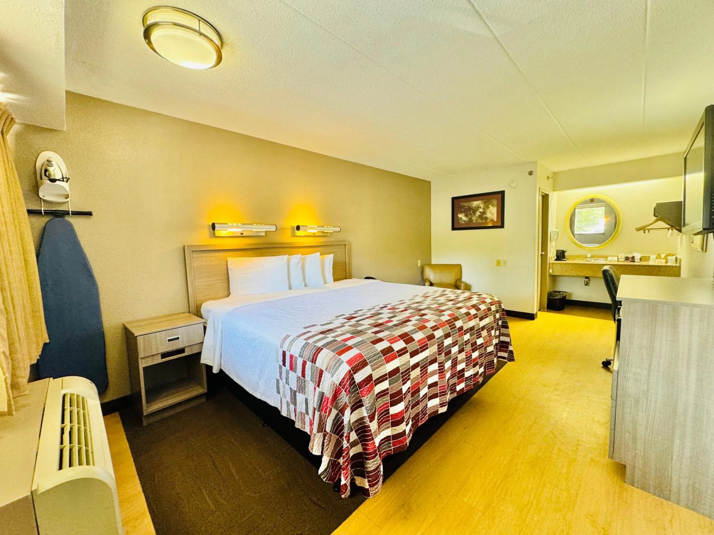 Photo of the whole room, Bed in Red Roof Inn Milford - New Haven