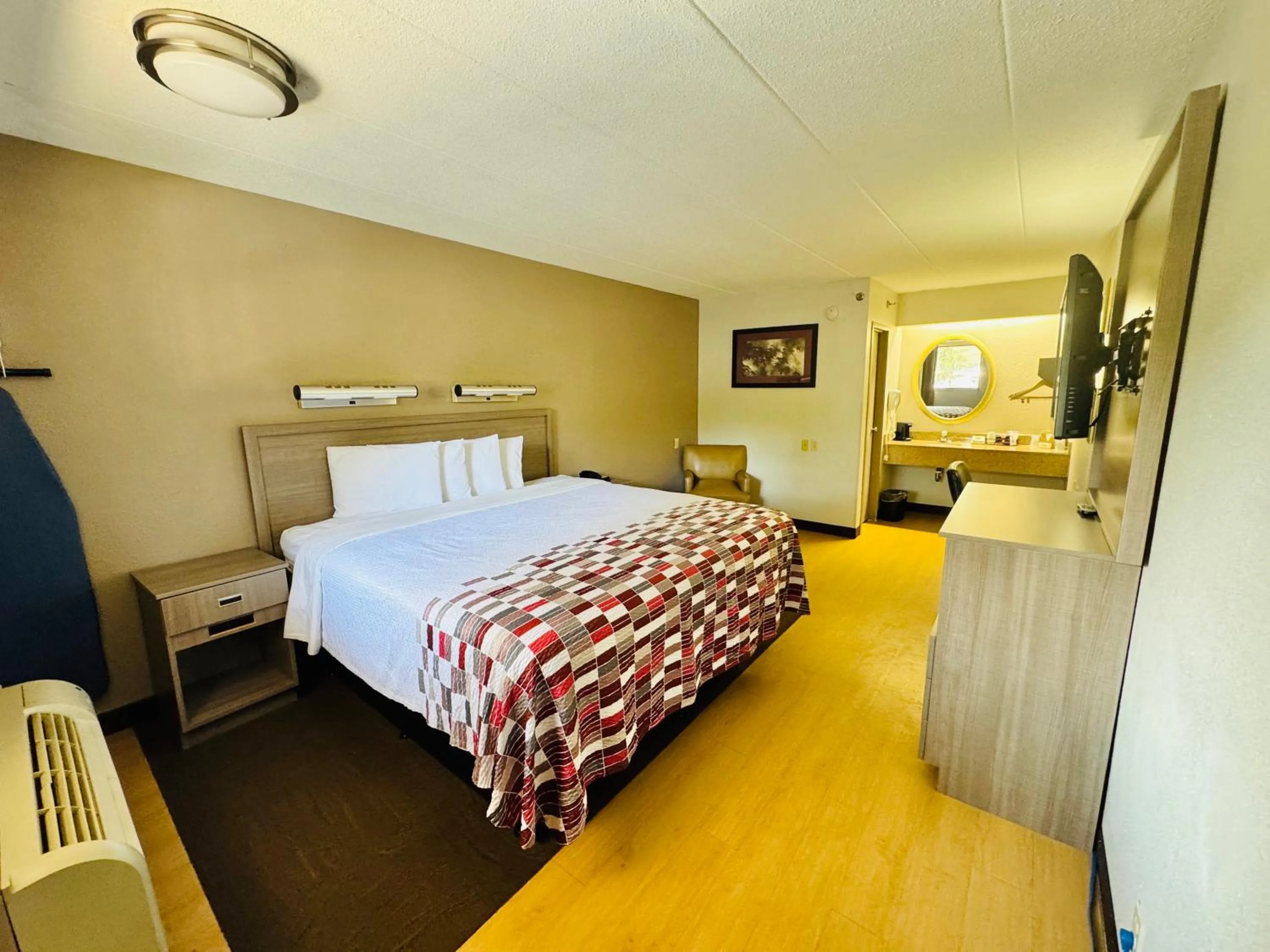 Photo of the whole room, Bed in Red Roof Inn Milford - New Haven