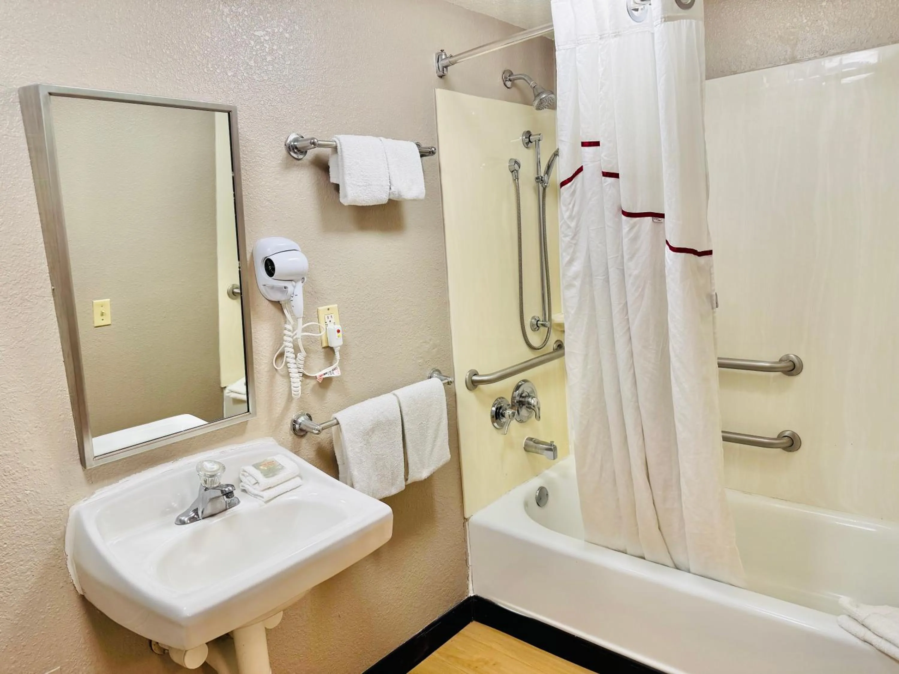 Bathroom in Red Roof Inn Milford - New Haven