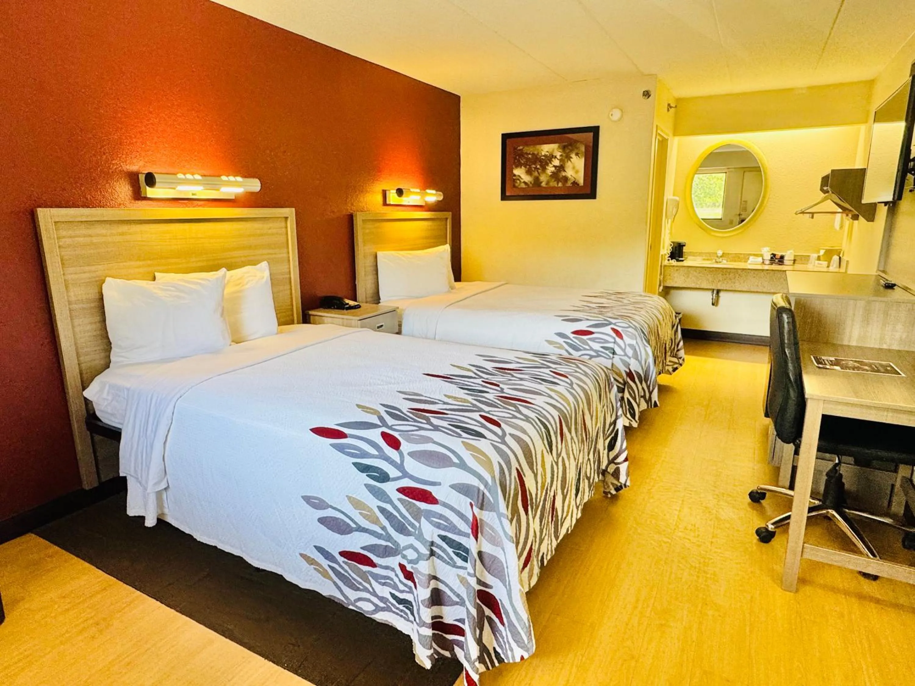 Photo of the whole room, Bed in Red Roof Inn Milford - New Haven