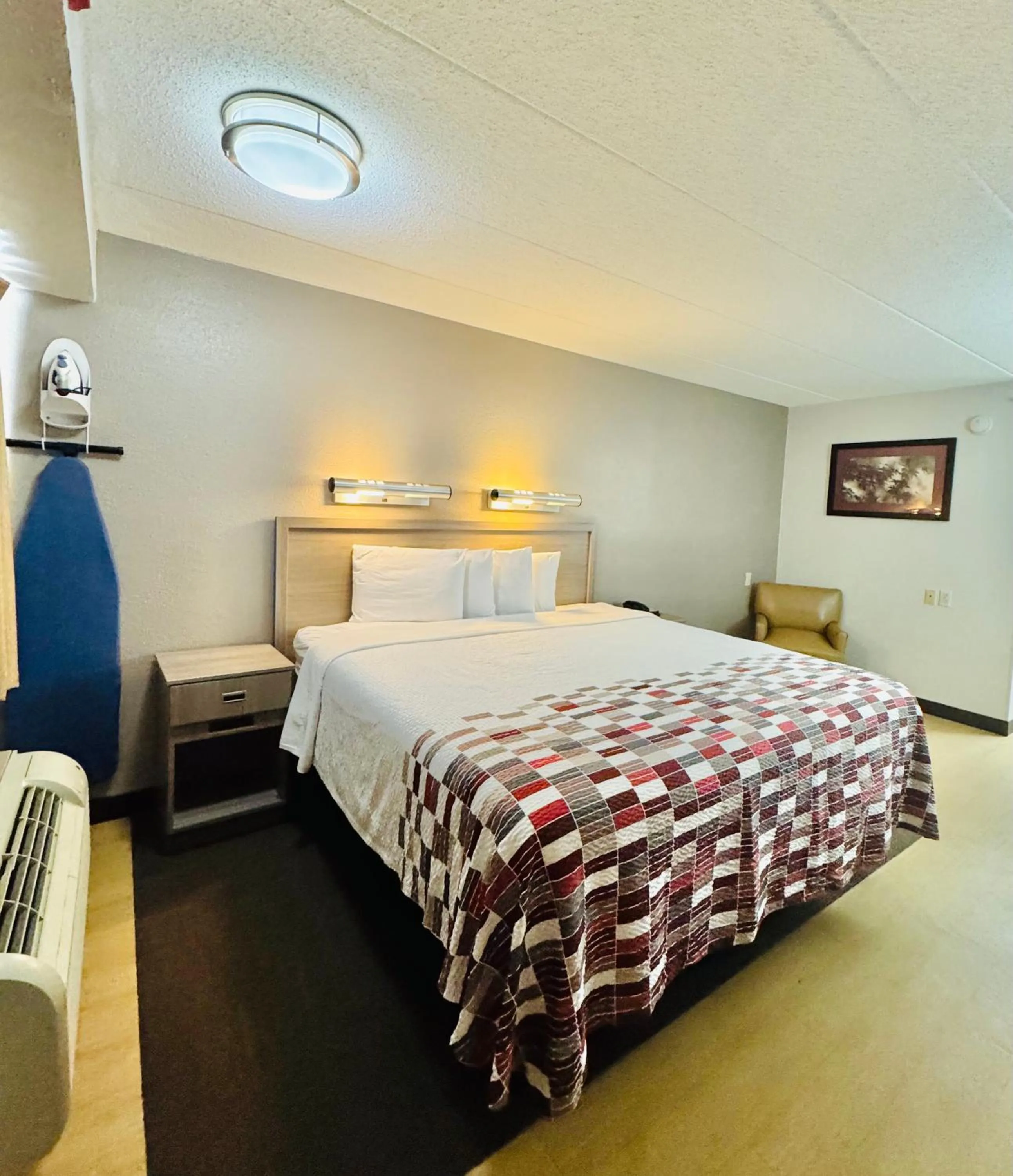 Bedroom, Bed in Red Roof Inn Milford - New Haven