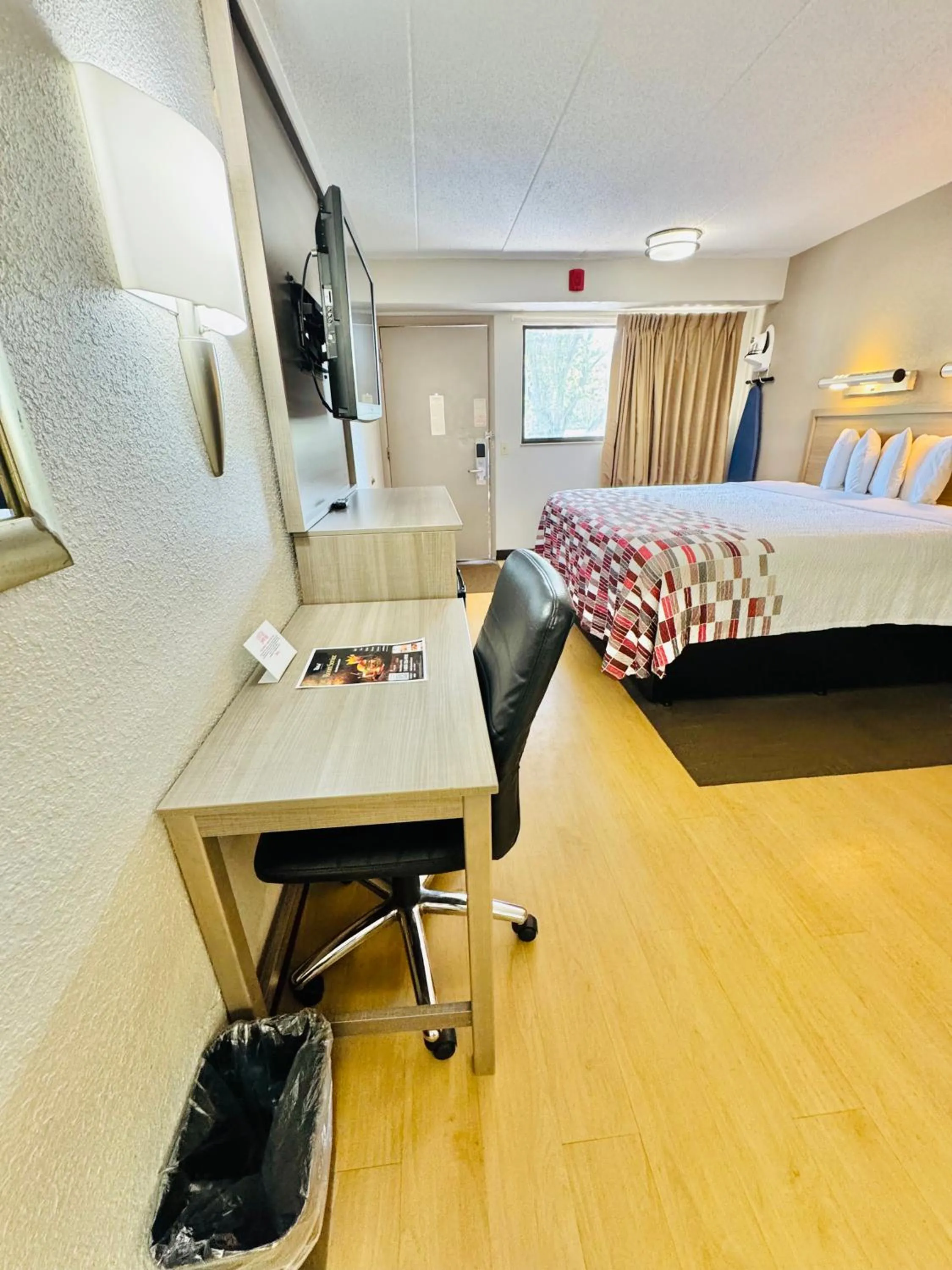 Photo of the whole room, Bed in Red Roof Inn Milford - New Haven