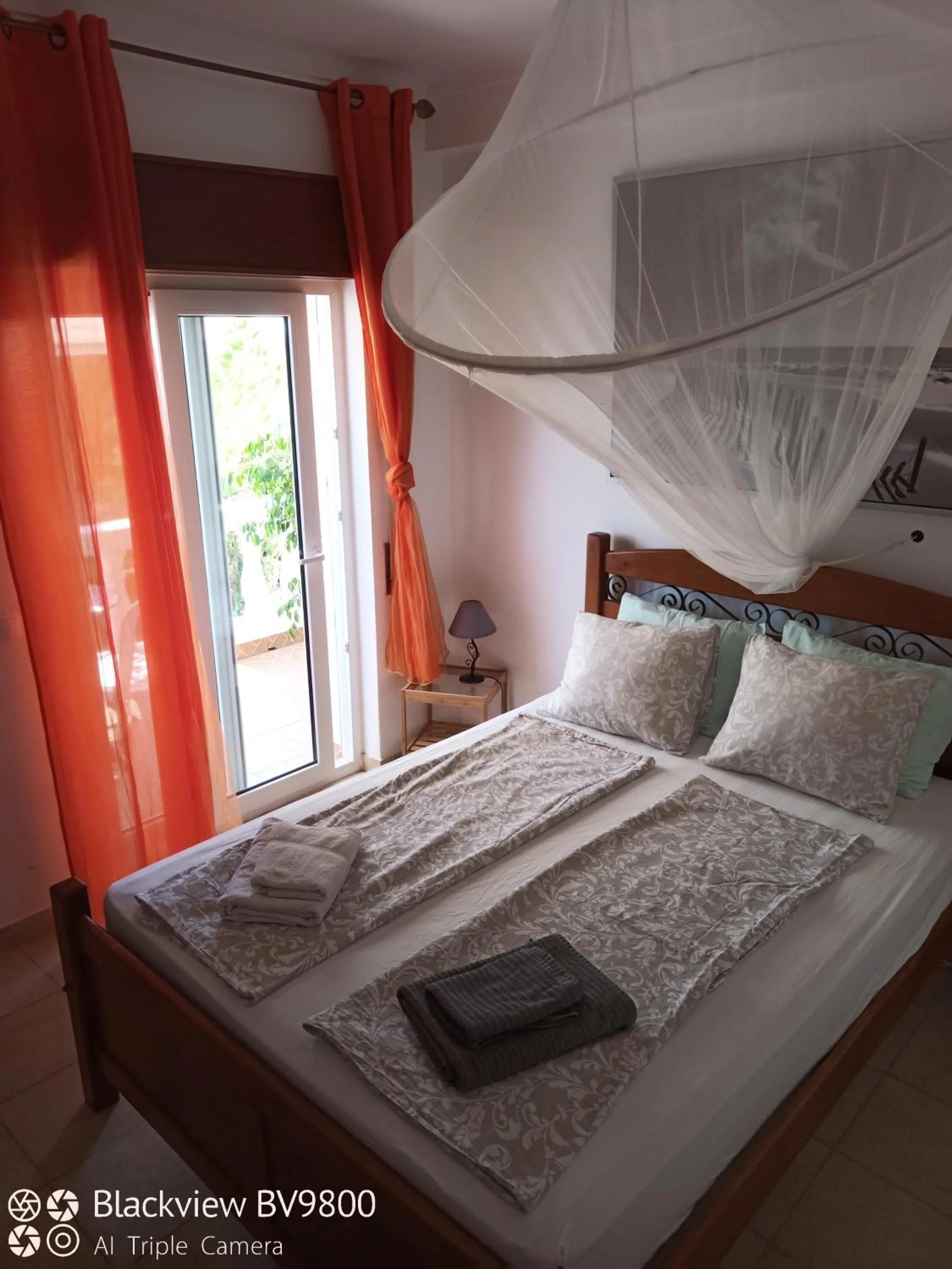 Photo of the whole room in Quartos Com Boas Vistas