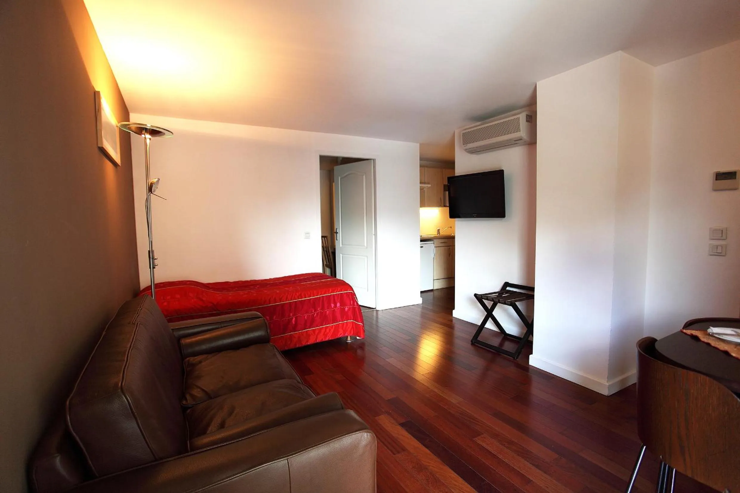 Photo of the whole room in Hôtel la Scala