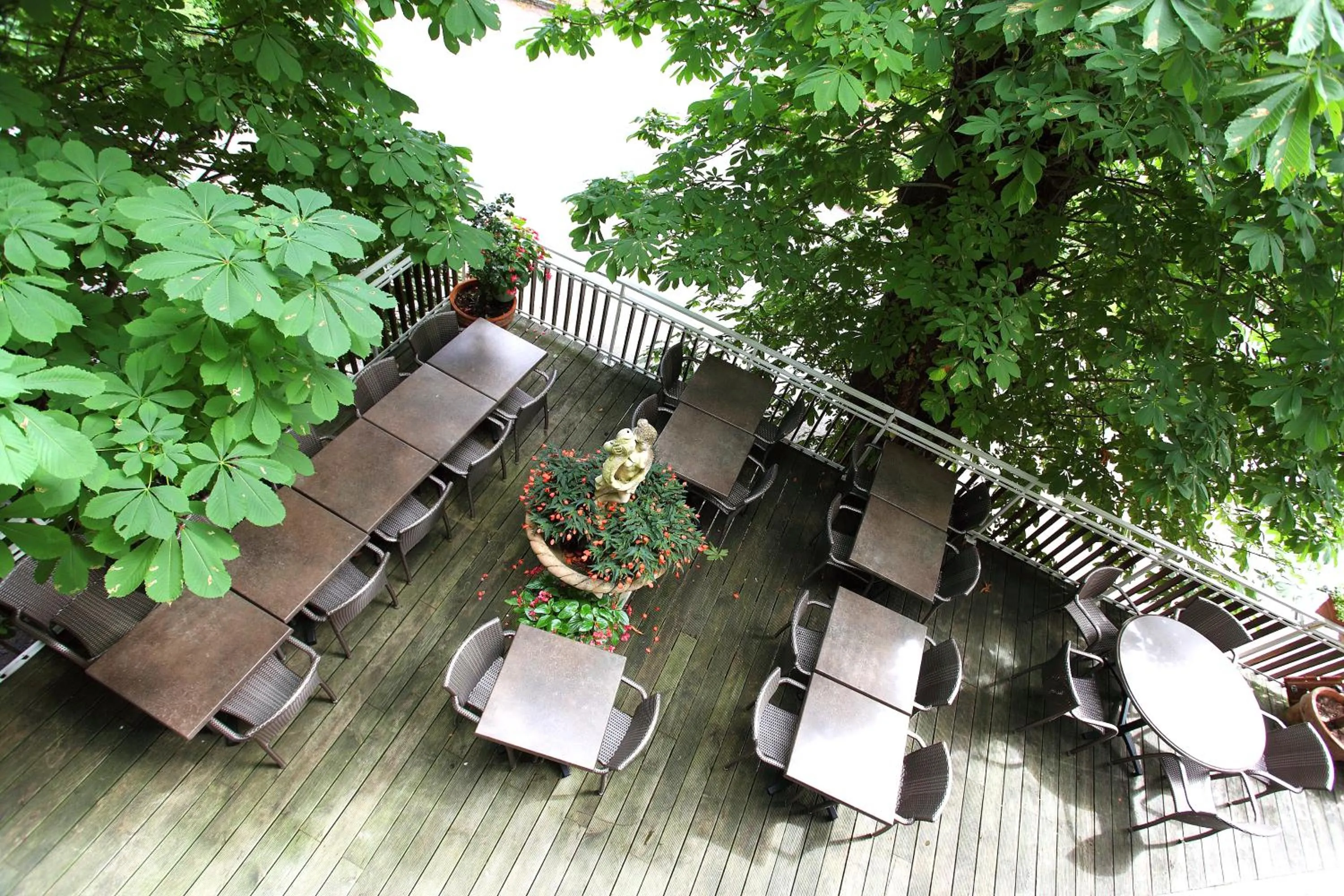 Patio in Hôtel la Scala