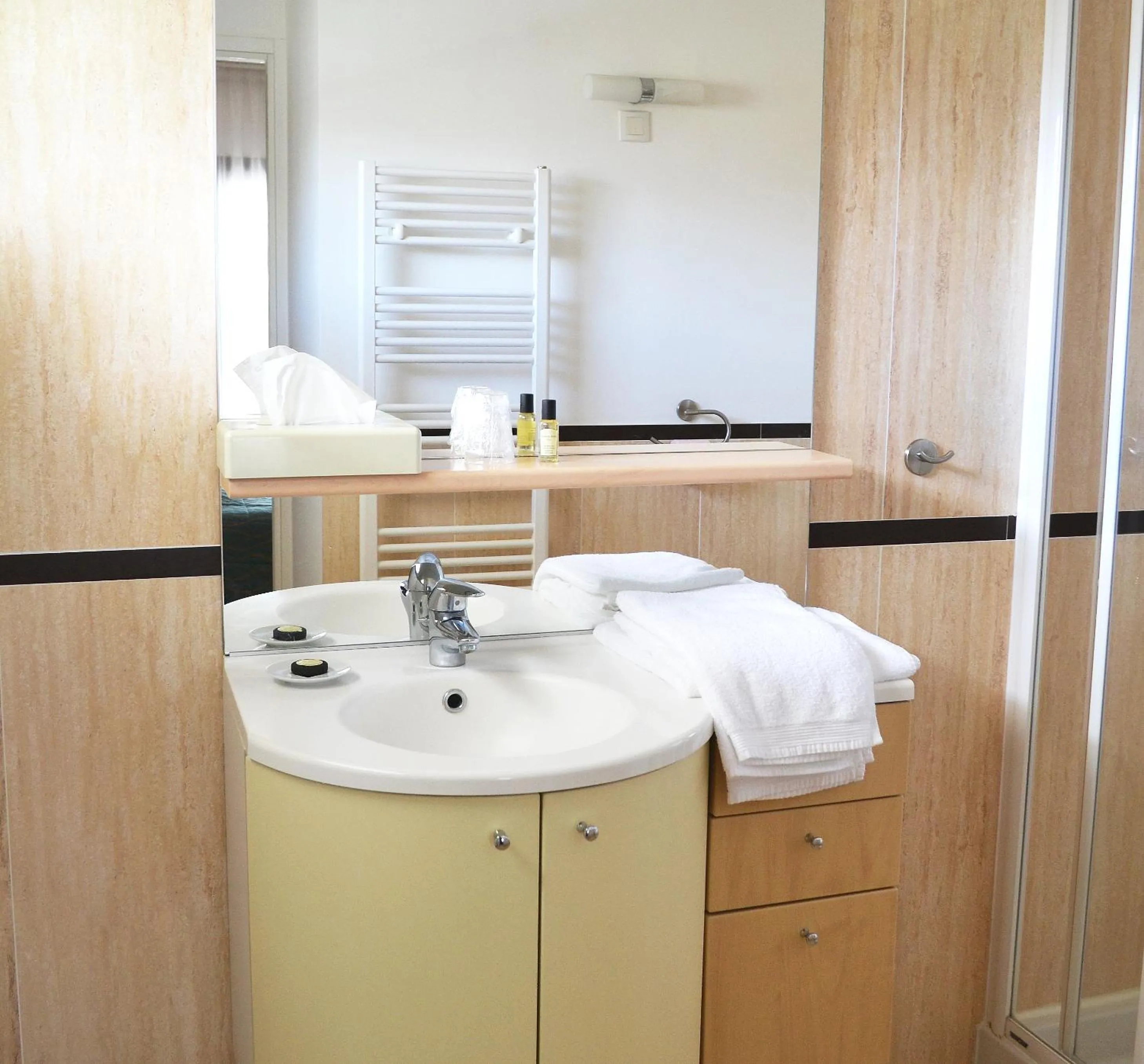 Bathroom in Hôtel la Scala
