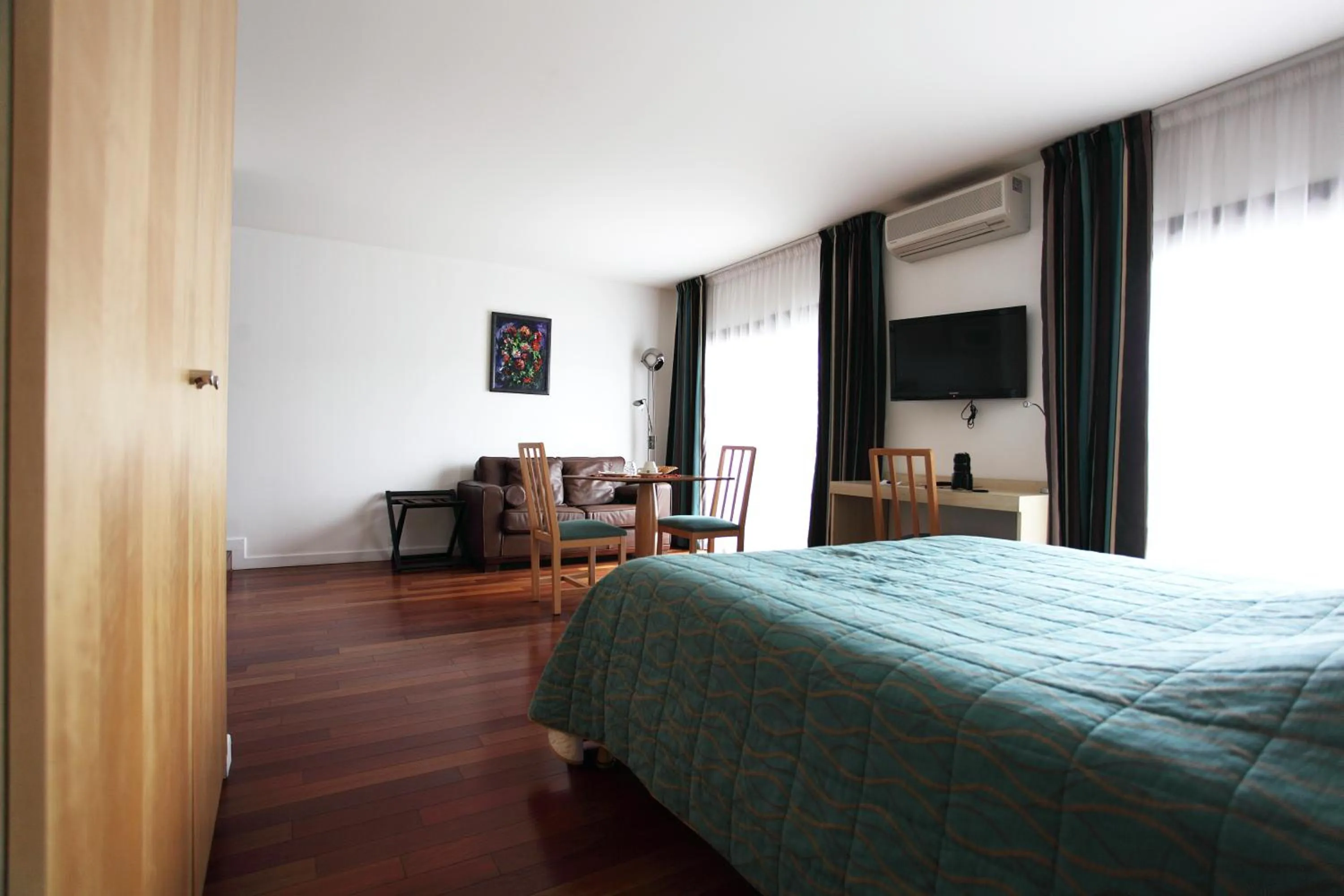 Photo of the whole room, Bed in Hôtel la Scala