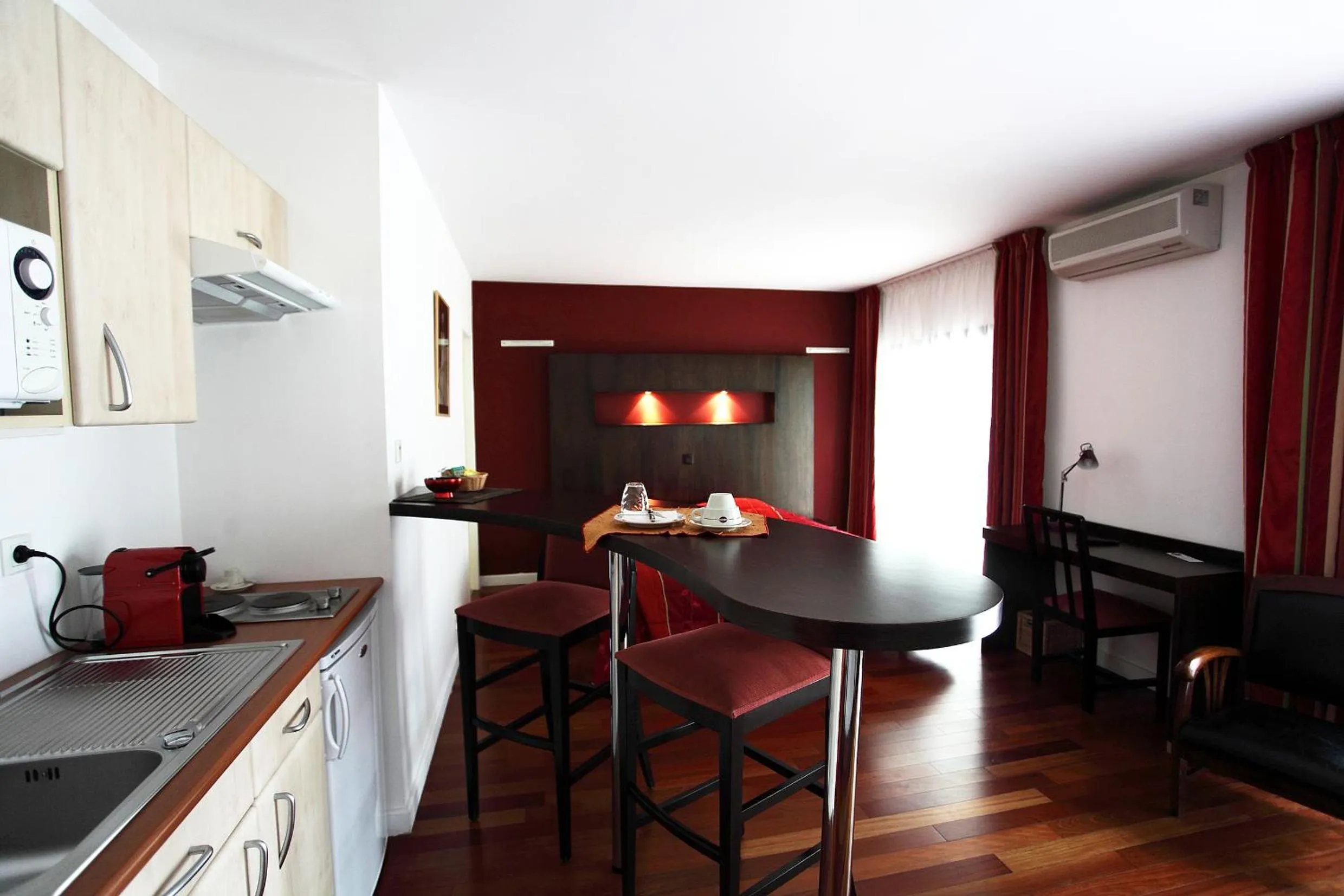 Photo of the whole room in Hôtel la Scala