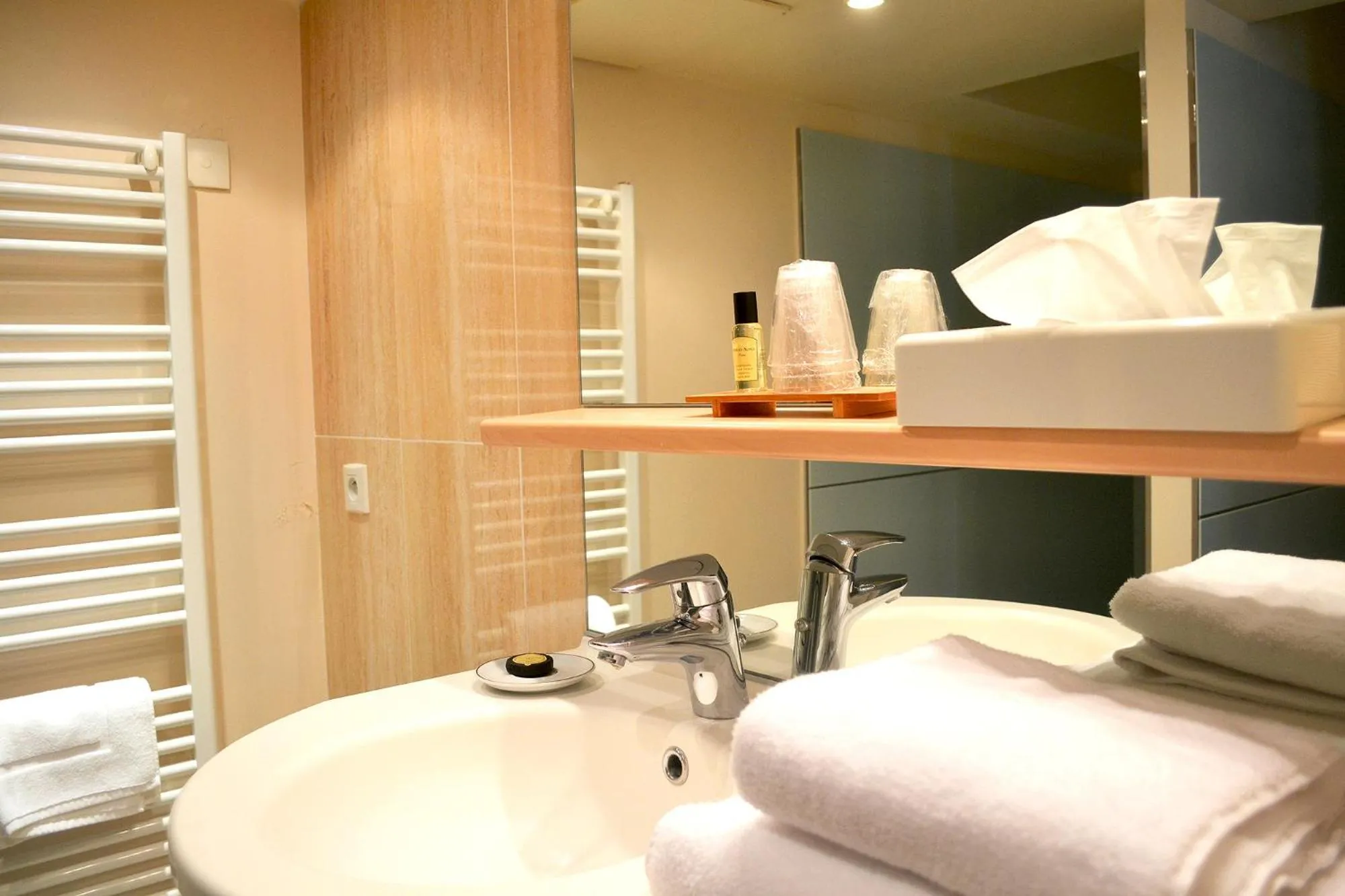 Shower, Bed in Hôtel la Scala