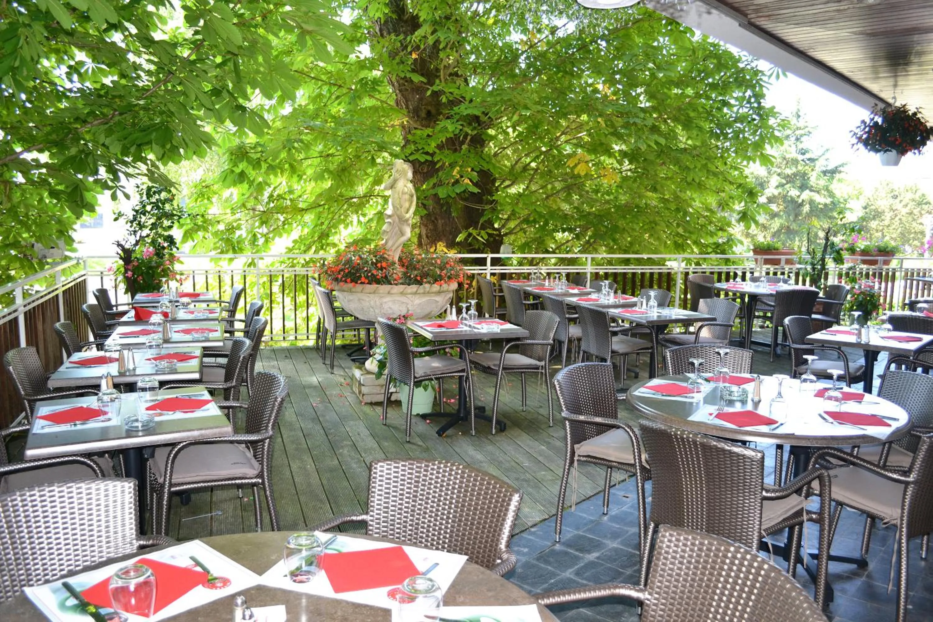 Patio in Hôtel la Scala
