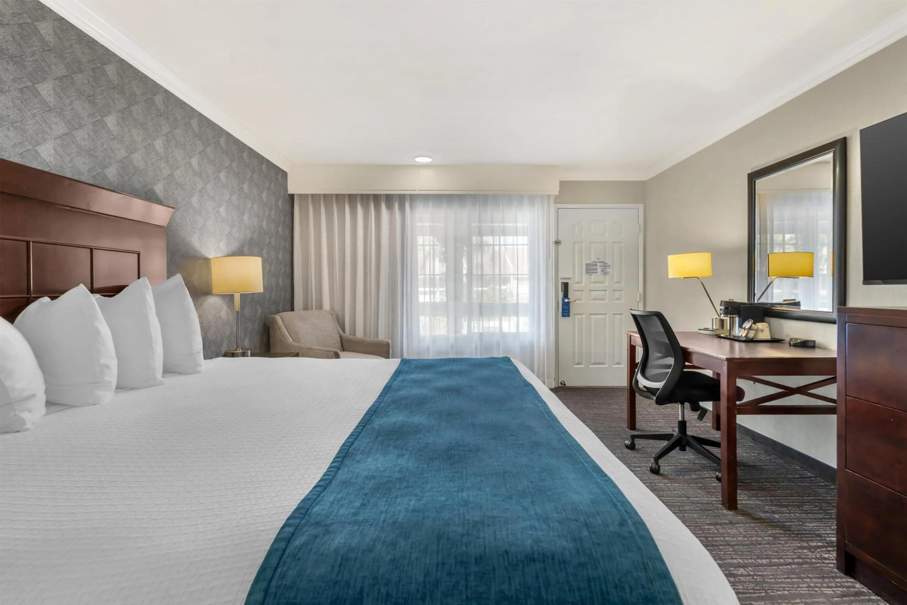 Bedroom, Bed in Best Western Plus Carriage Inn