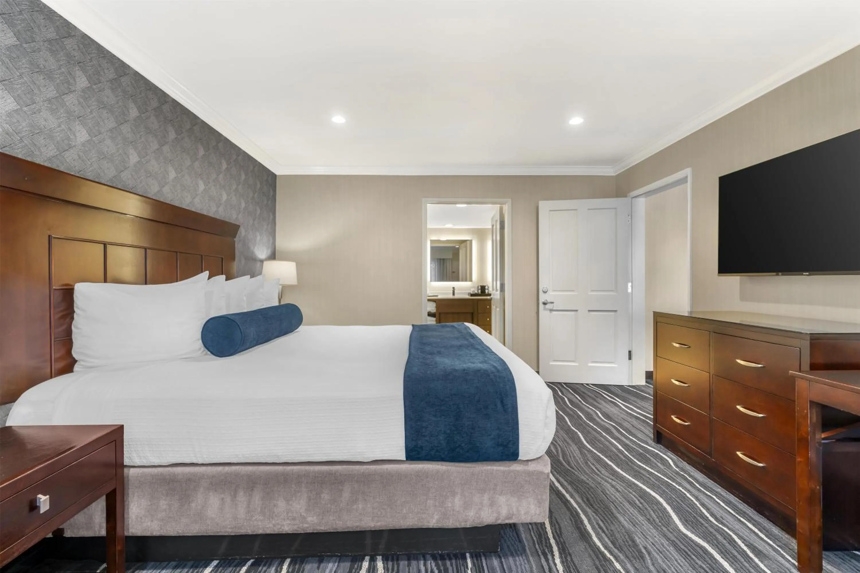 Bedroom, Bed in Best Western Plus Carriage Inn