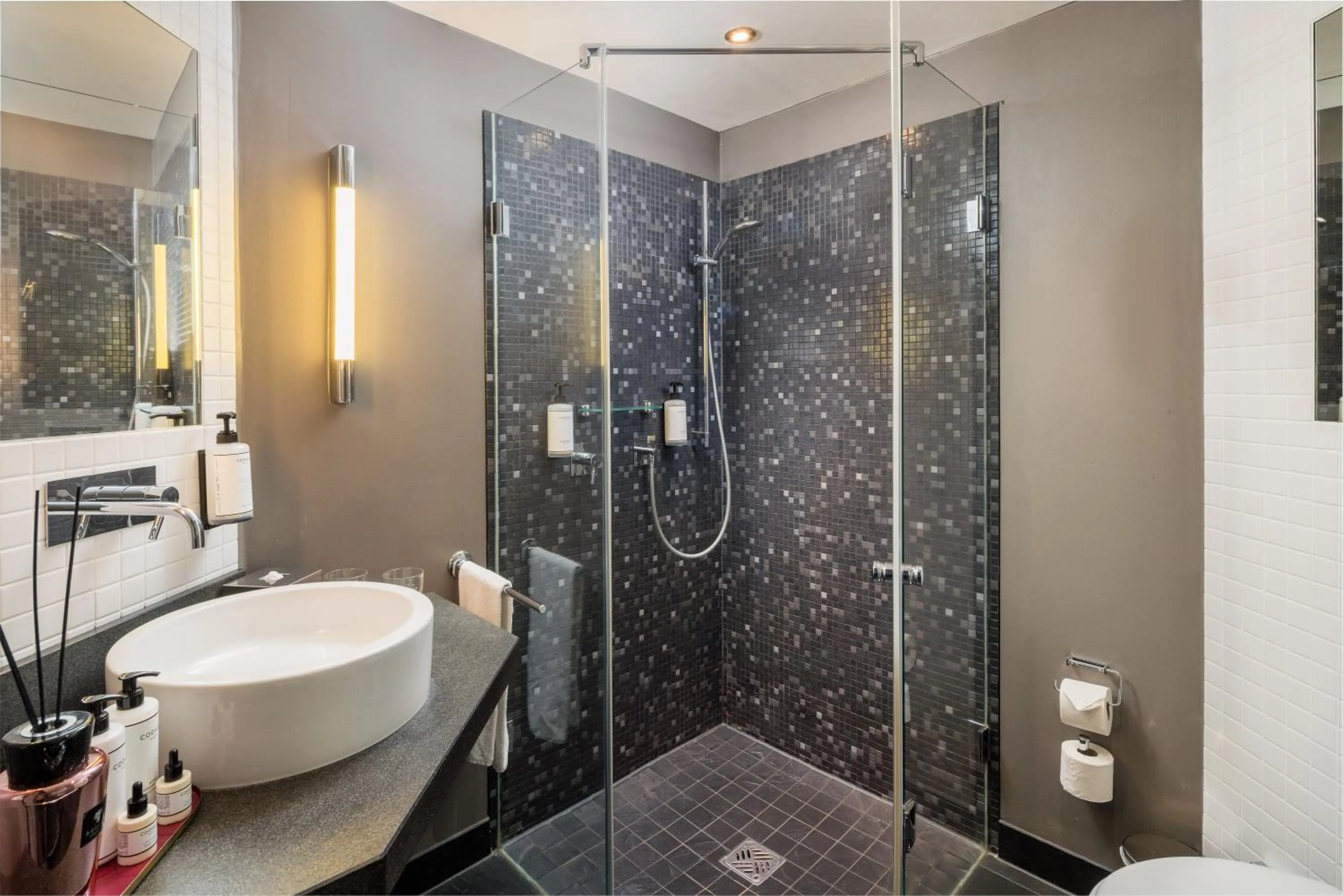 Shower in Hotel du Nord, Hamburg-Volksdorf