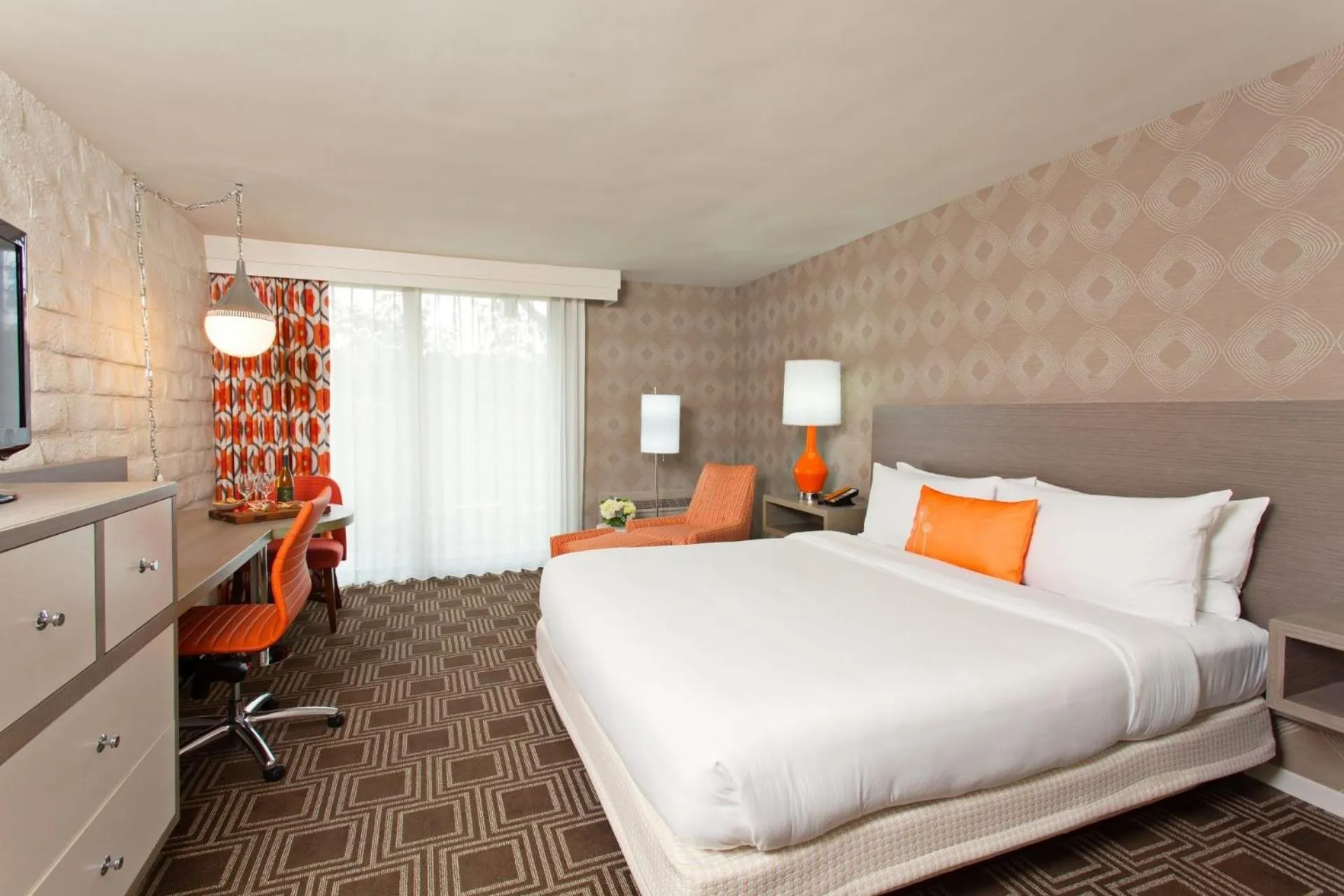 Bedroom, Bed in The Garland