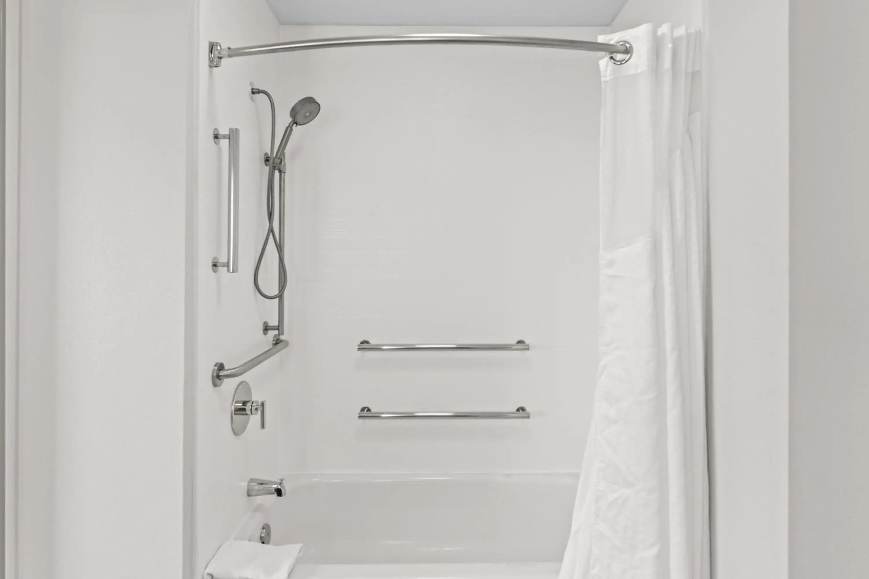 Standard King Room with Accessible Tub - Mobility Access in Holiday Inn Express & Suites Austin SW - Sunset Valley, and IHG Hotel Standard King Room with Accessible Tub - Mobility Access in Holiday Inn Express & Suites Austin SW - Sunset Valley, and IHG Hotel