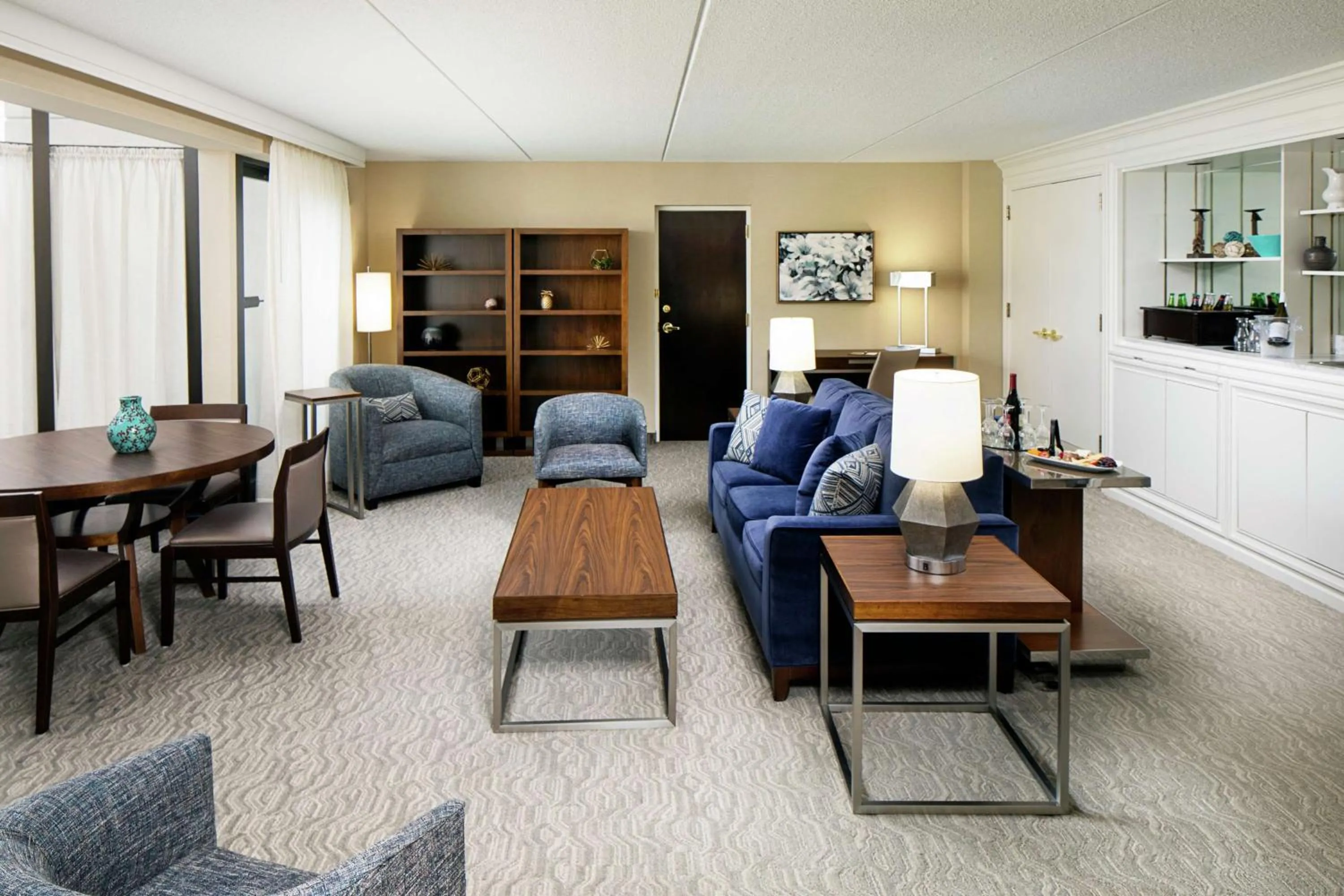 Living room in DoubleTree by Hilton Nashua