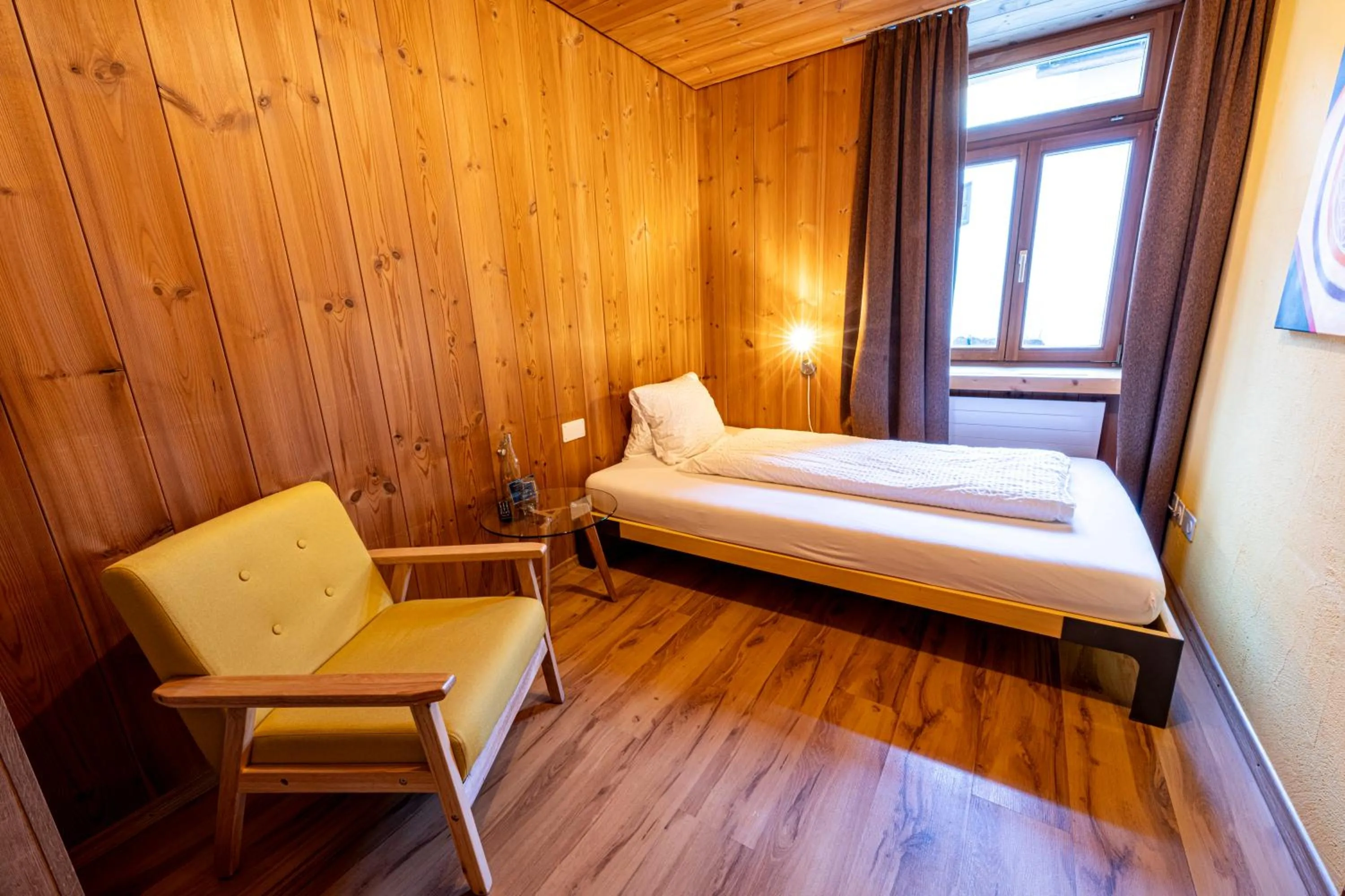 Photo of the whole room, Bed in CURUNA Pensiun-Frühstückspension