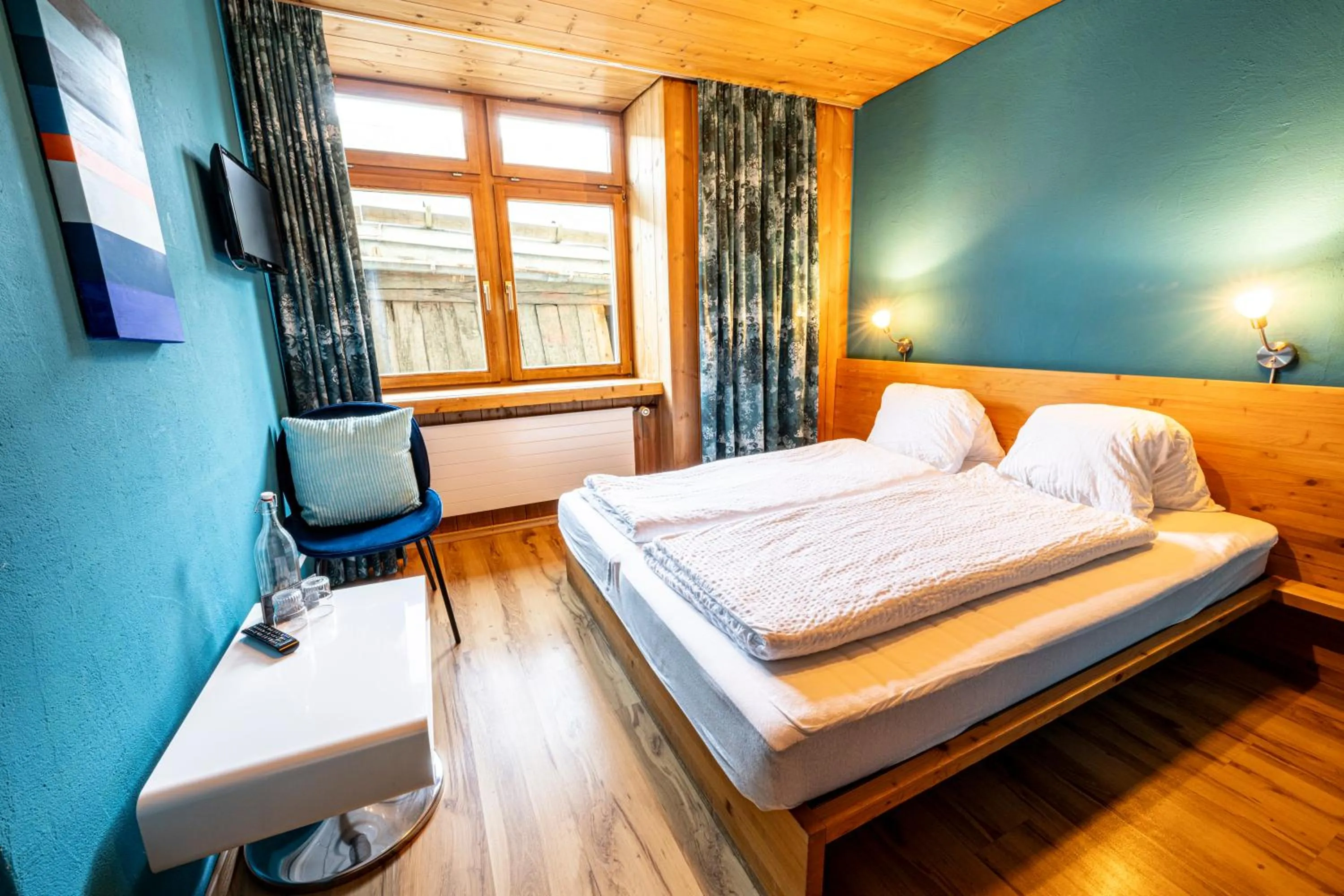 Photo of the whole room, Bed in CURUNA Pensiun-Frühstückspension