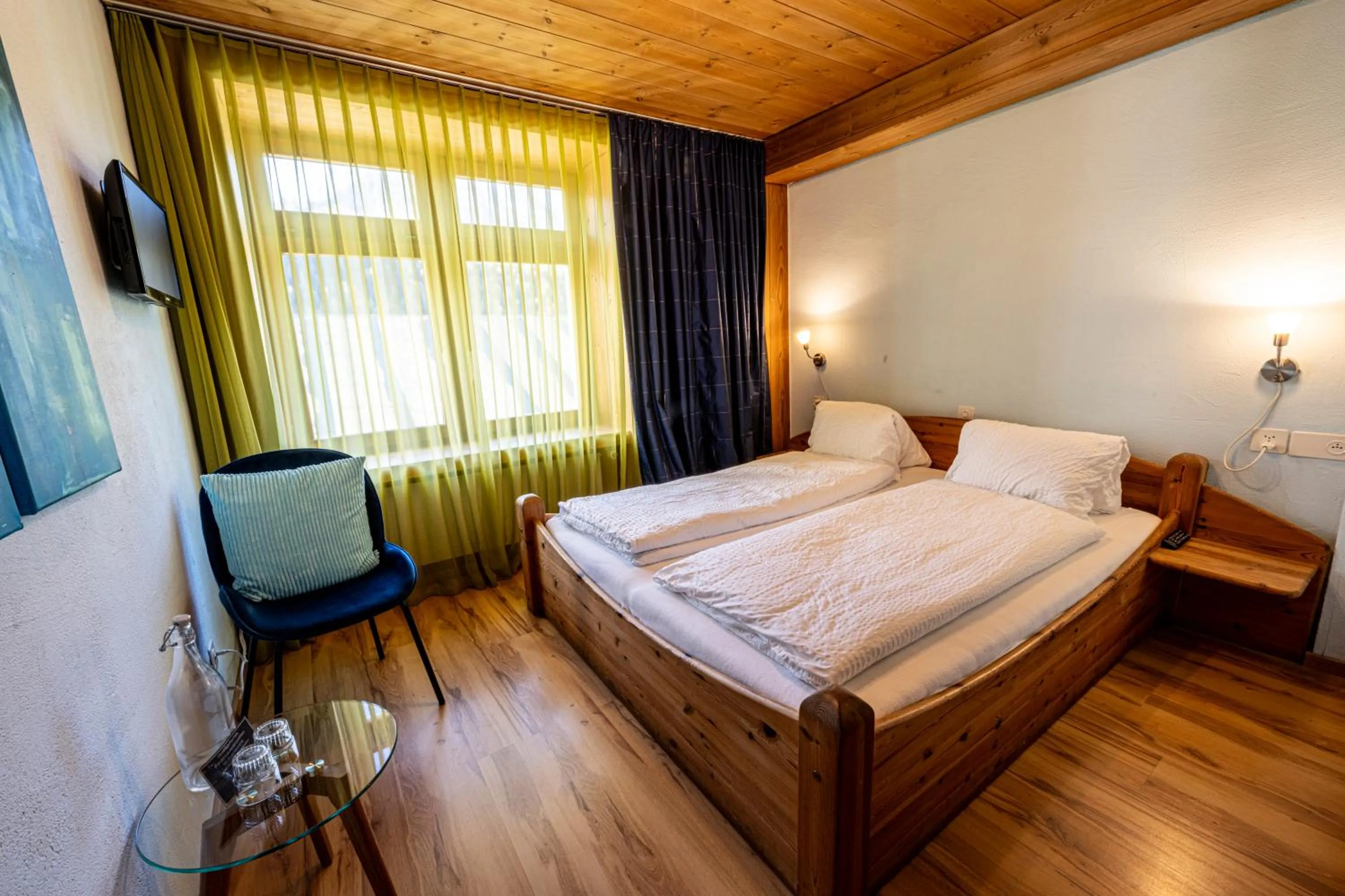 Photo of the whole room, Bed in CURUNA Pensiun-Frühstückspension