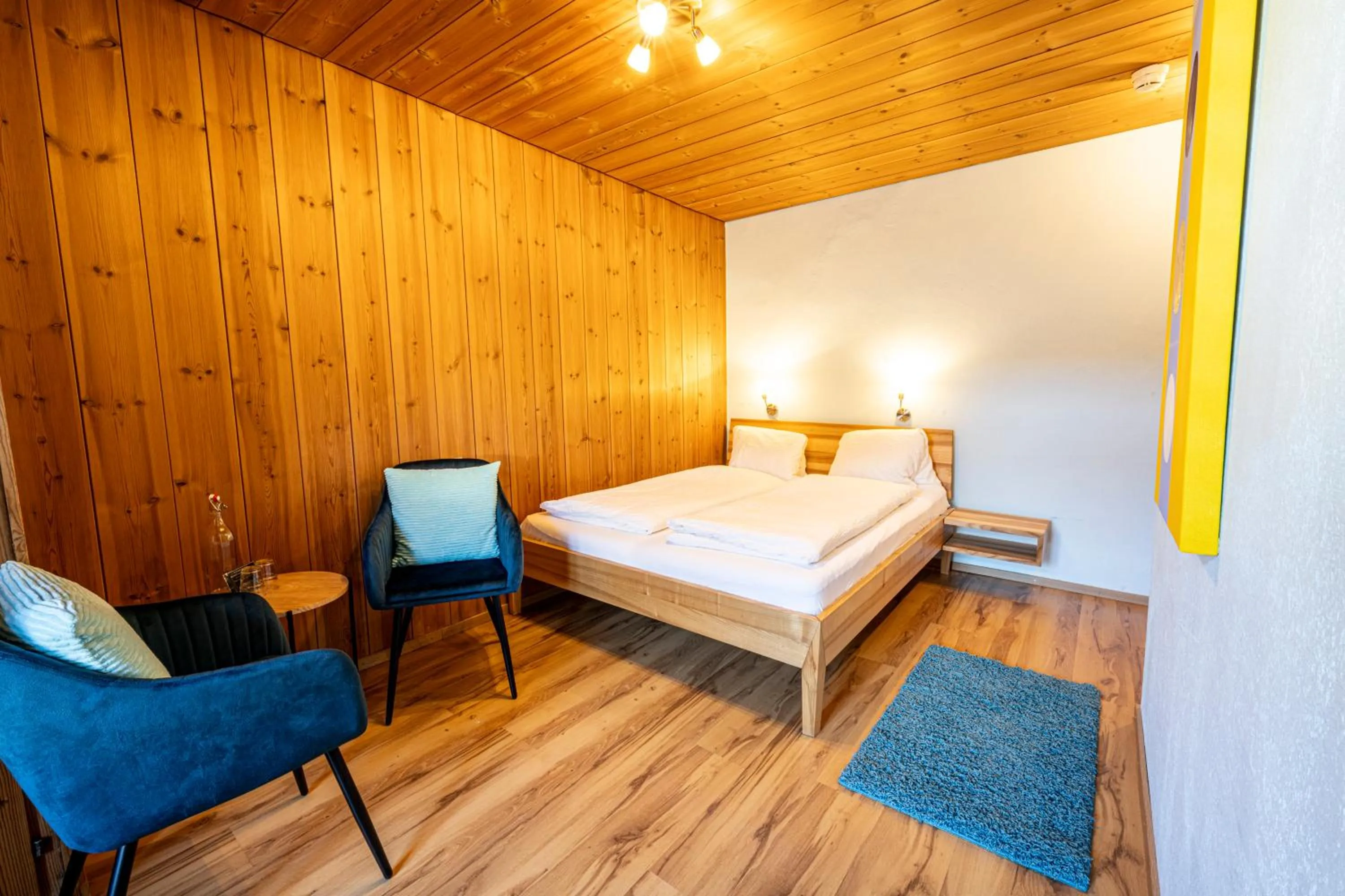 Photo of the whole room, Bed in CURUNA Pensiun-Frühstückspension