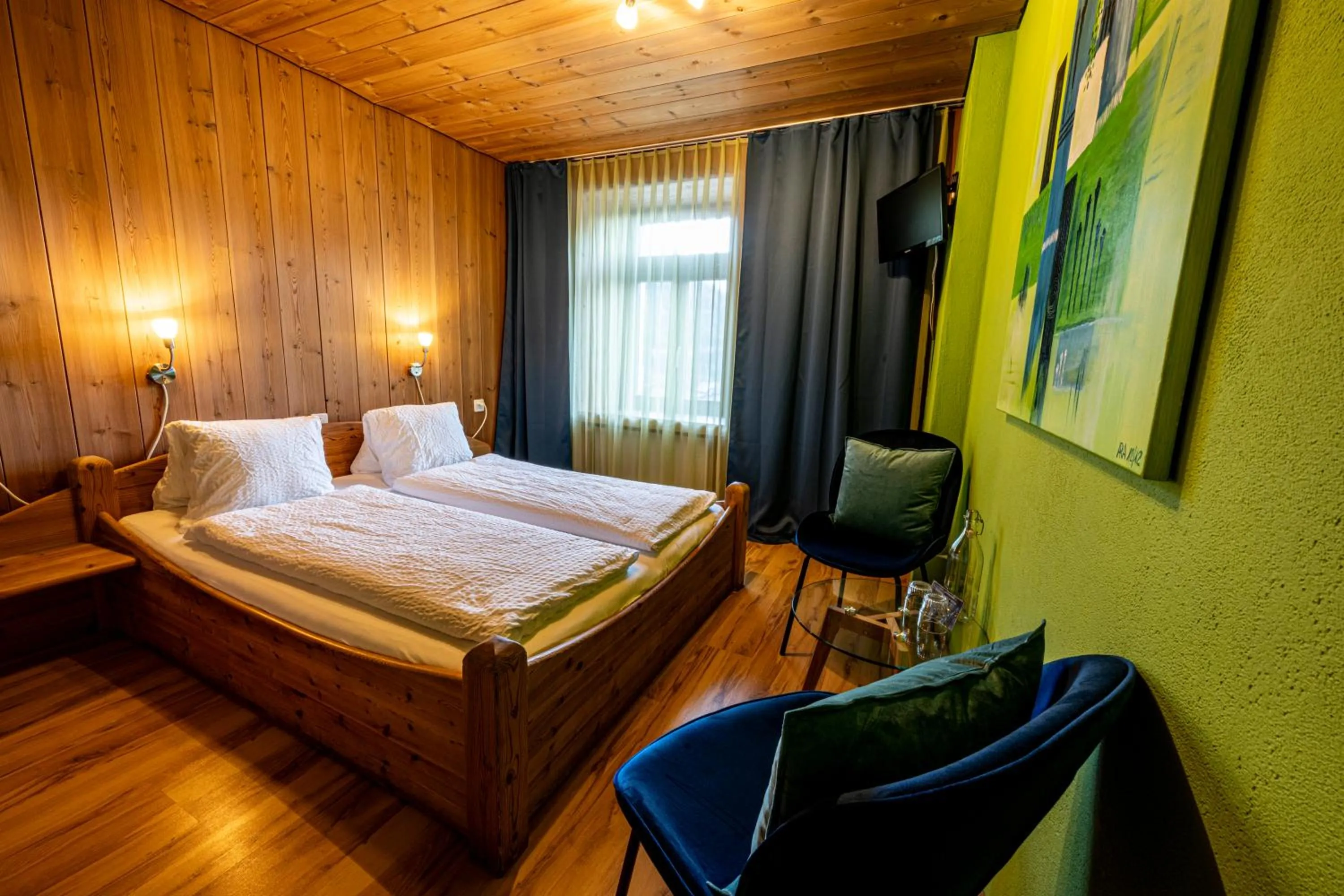 Photo of the whole room, Bed in CURUNA Pensiun-Frühstückspension
