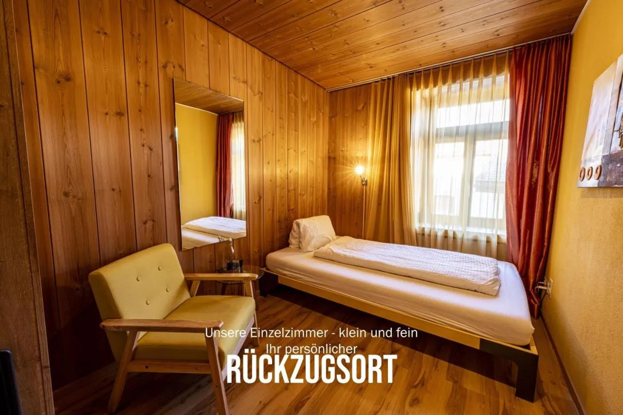 Bed in CURUNA Pensiun-Frühstückspension