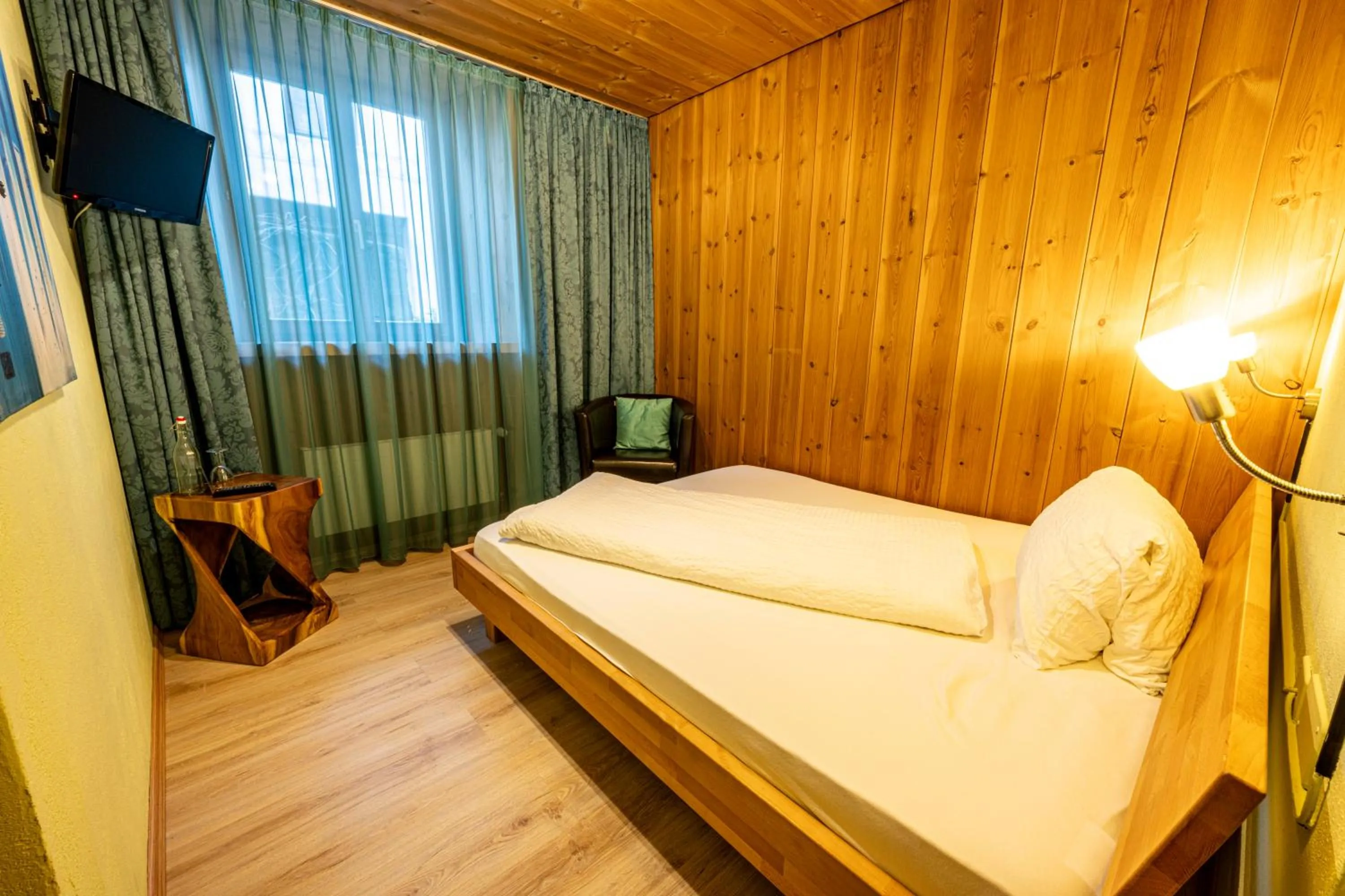 Bed in CURUNA Pensiun-Frühstückspension