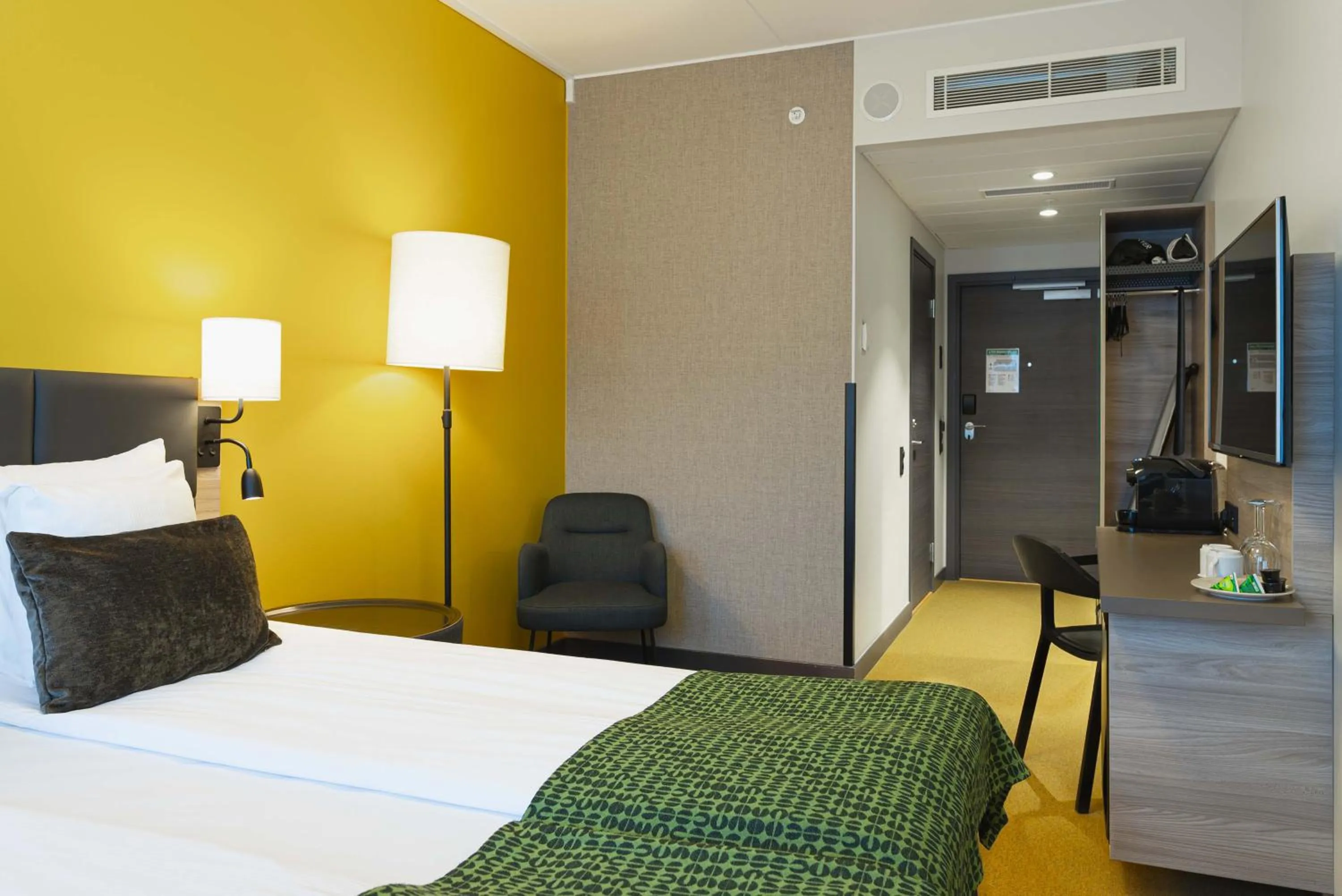 Property building, Bed in Quality Hotel Winn Haninge