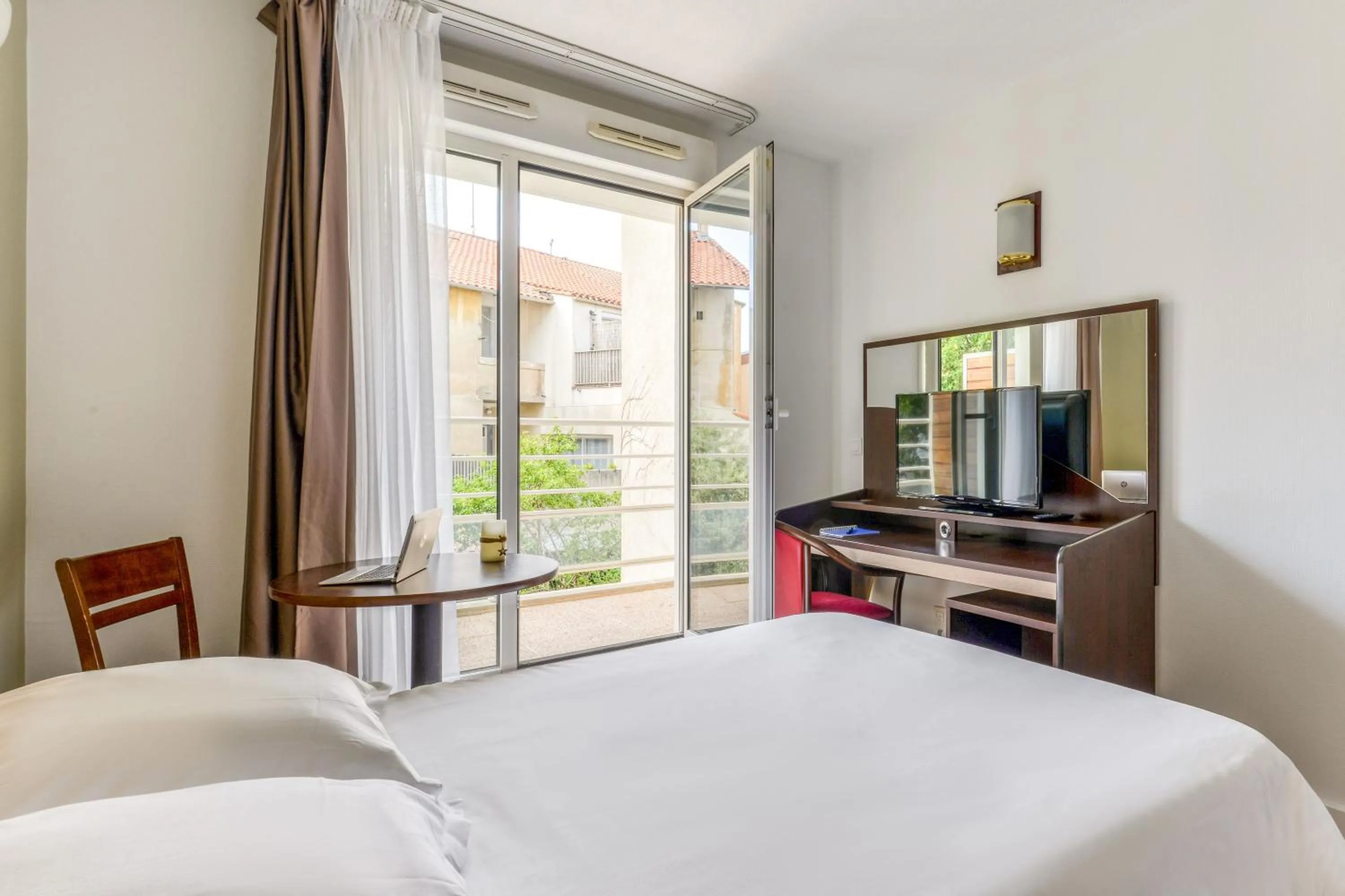 Bed in Zenitude Hôtel-Résidences Béziers Centre