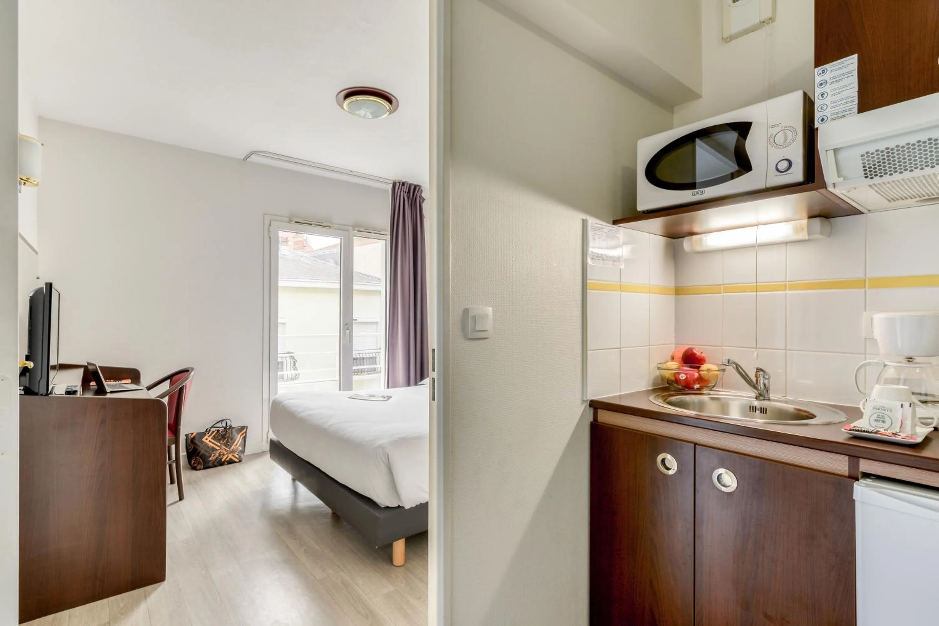 Kitchen or kitchenette, Bed in Zenitude Hôtel-Résidences Béziers Centre