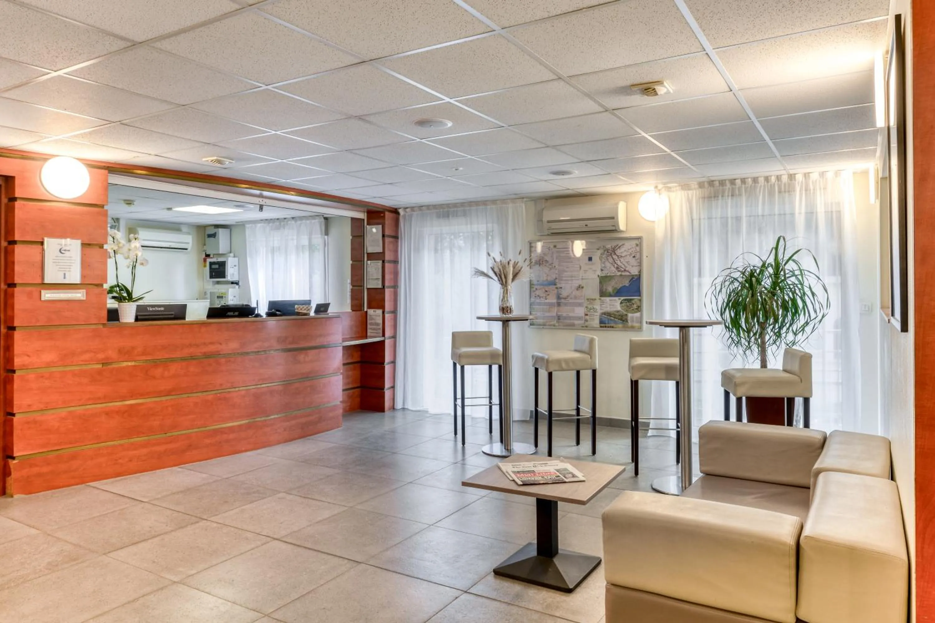 Lobby or reception in Zenitude Hôtel-Résidences Béziers Centre