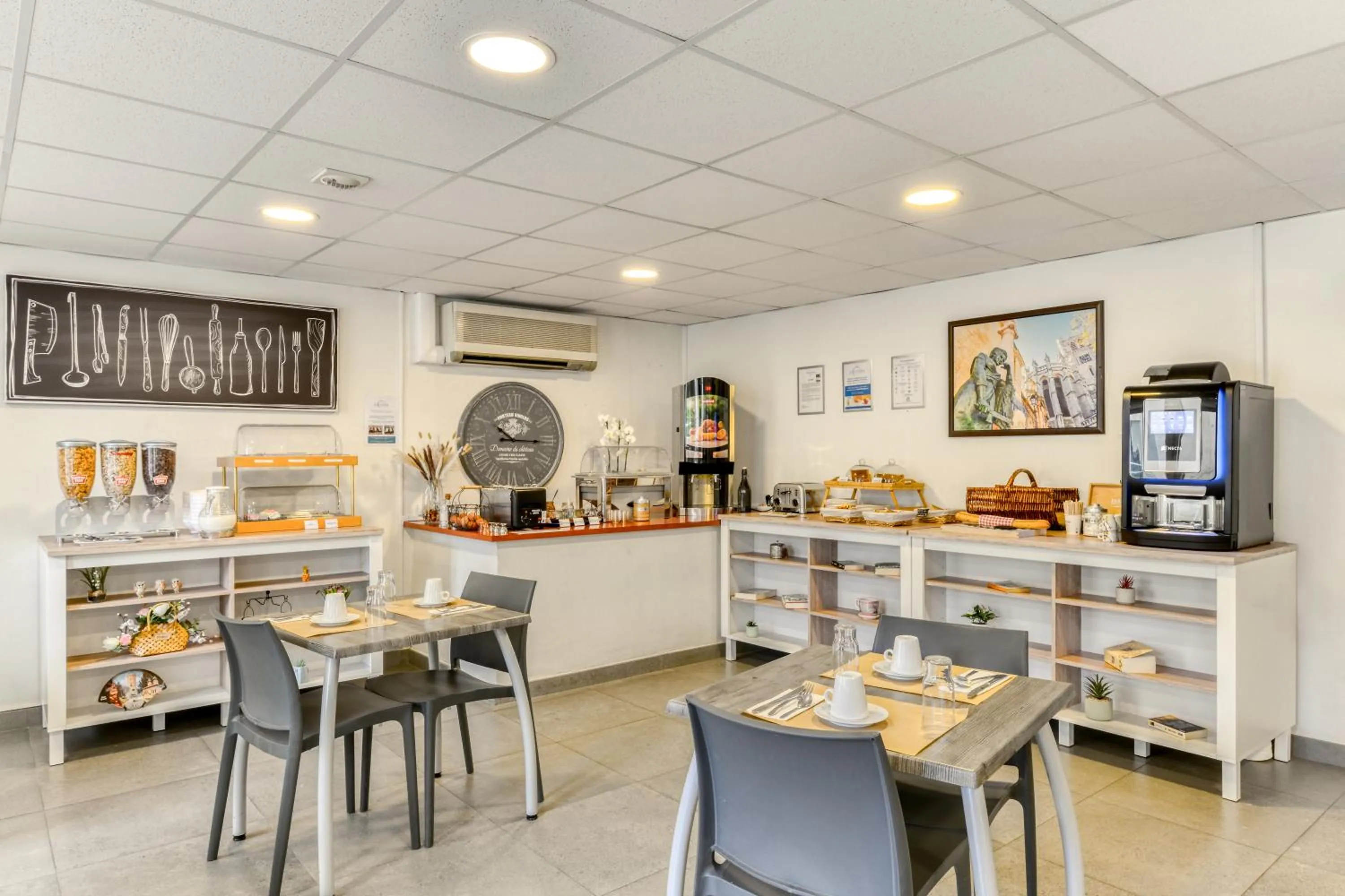 Dining area in Zenitude Hôtel-Résidences Béziers Centre