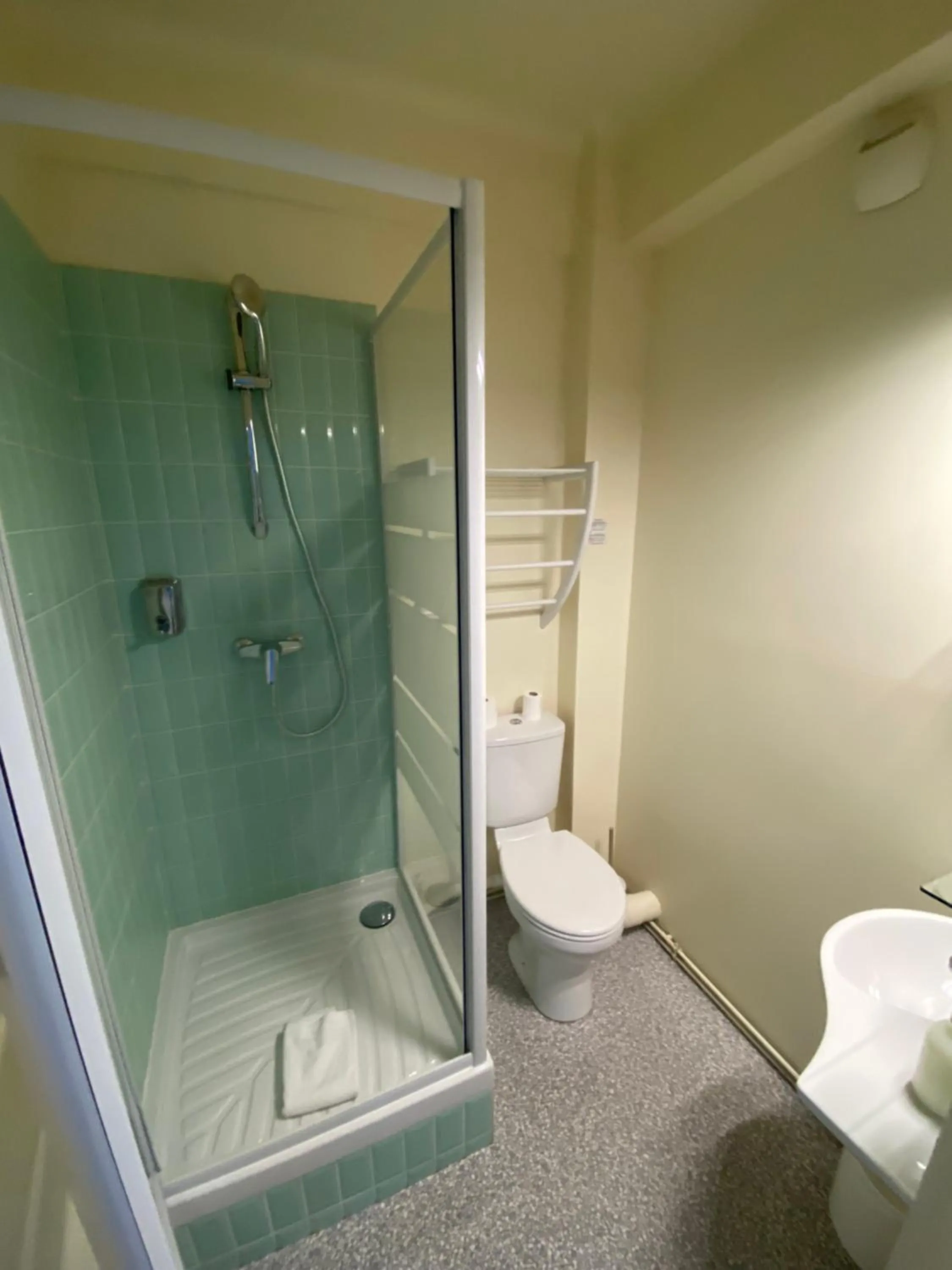 Shower in Oscar Hôtel Le Havre Centre