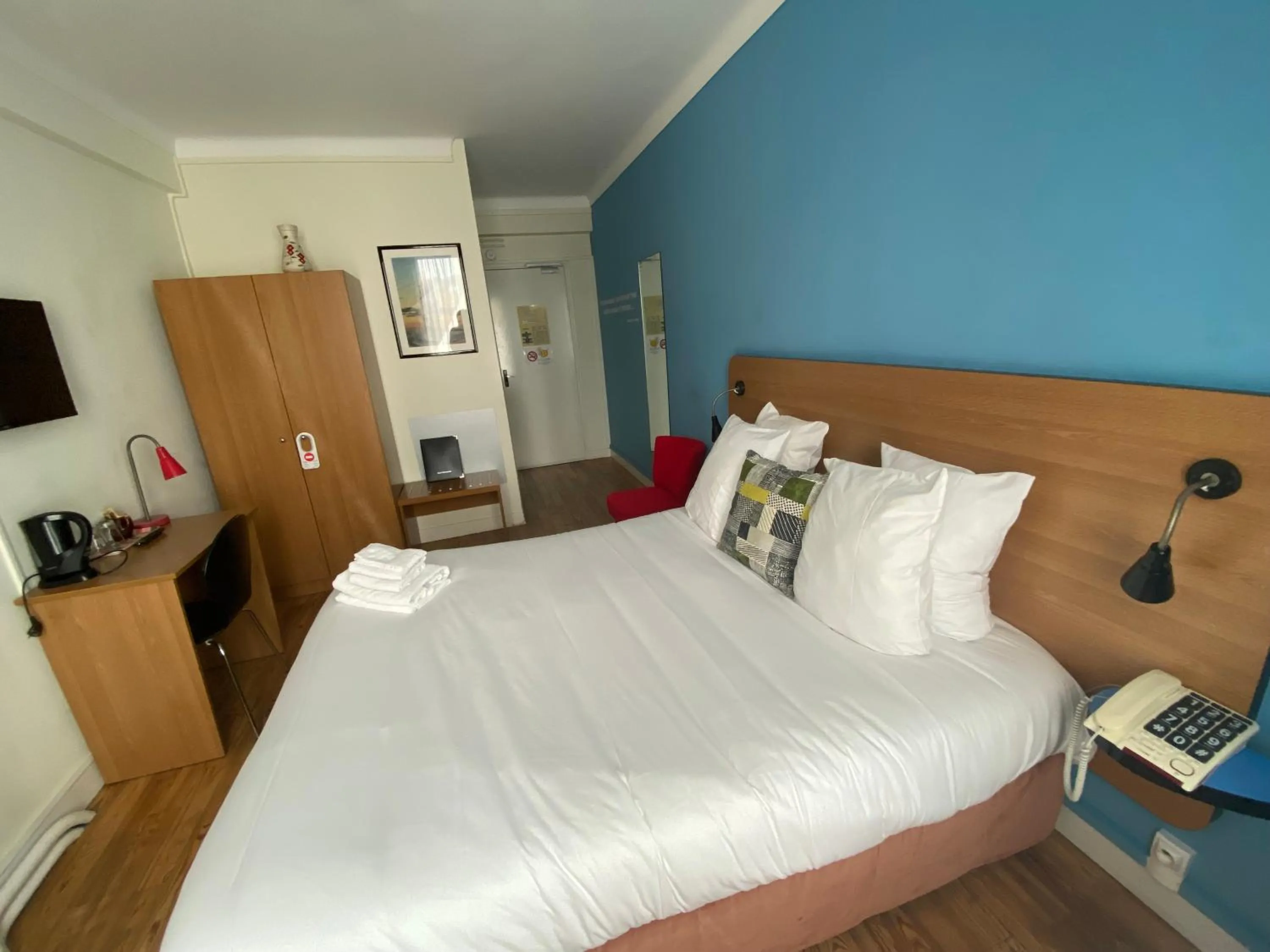 Bed in Oscar Hôtel Le Havre Centre