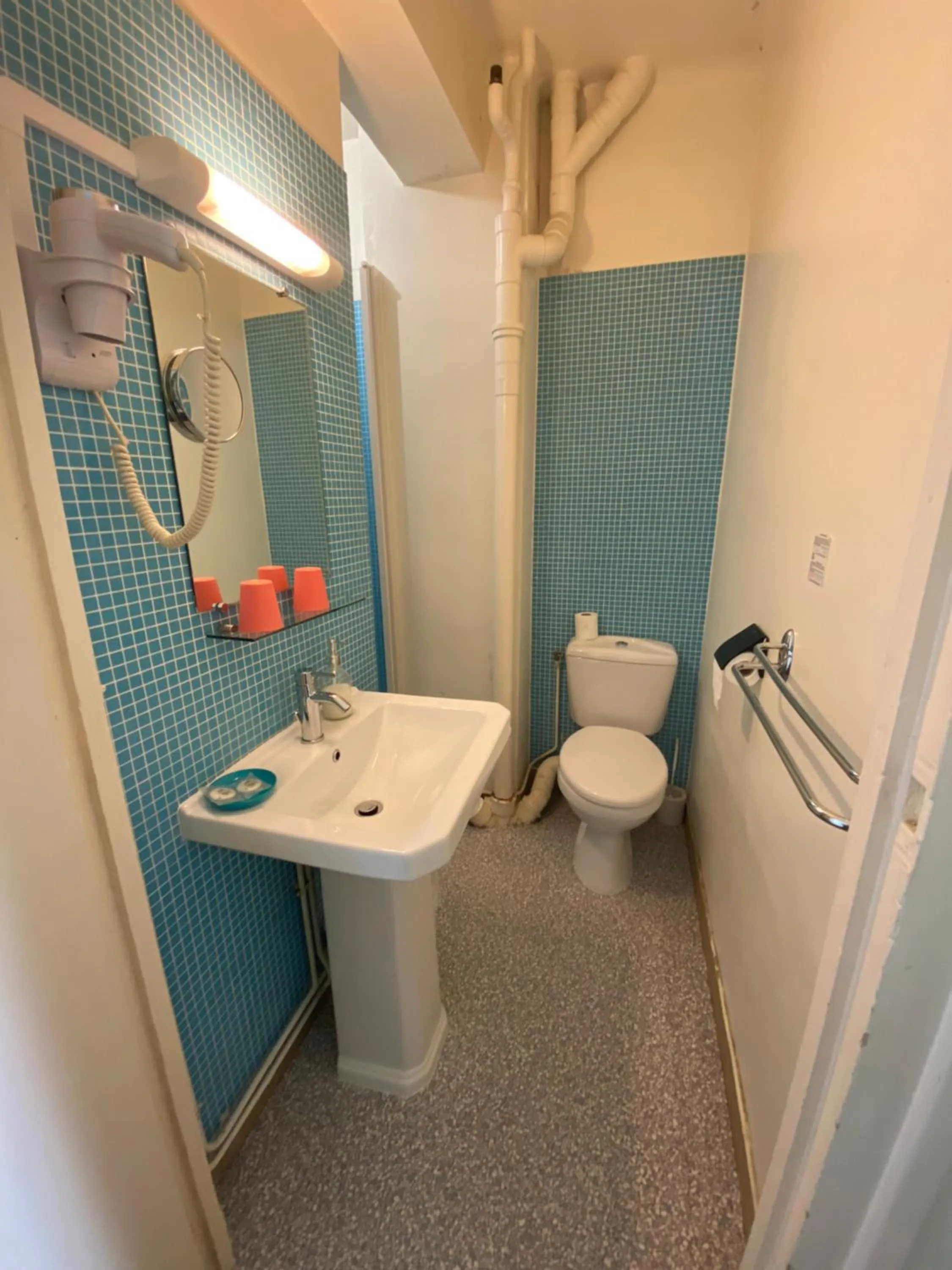 Shower in Oscar Hôtel Le Havre Centre