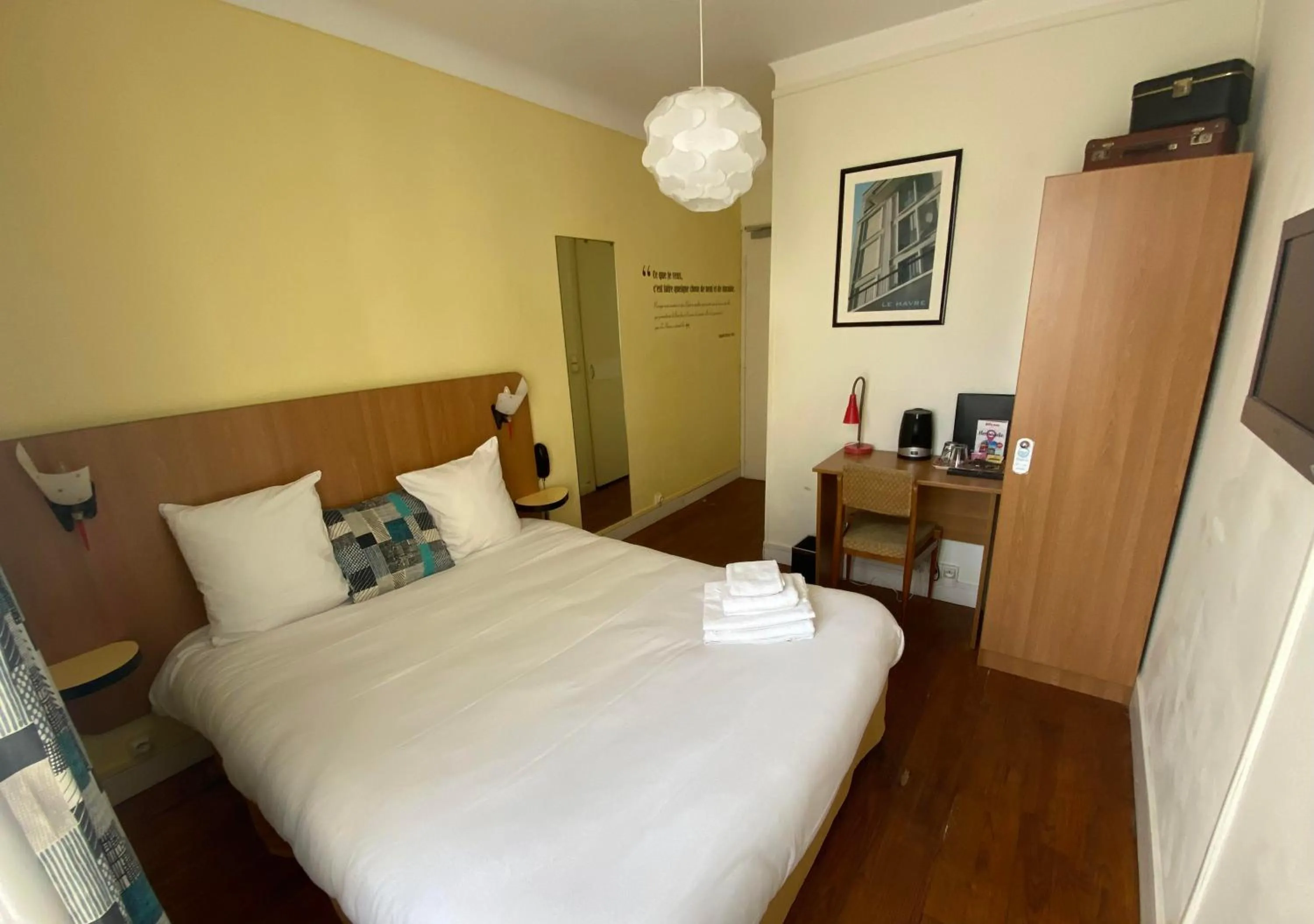 Bed in Oscar Hôtel Le Havre Centre