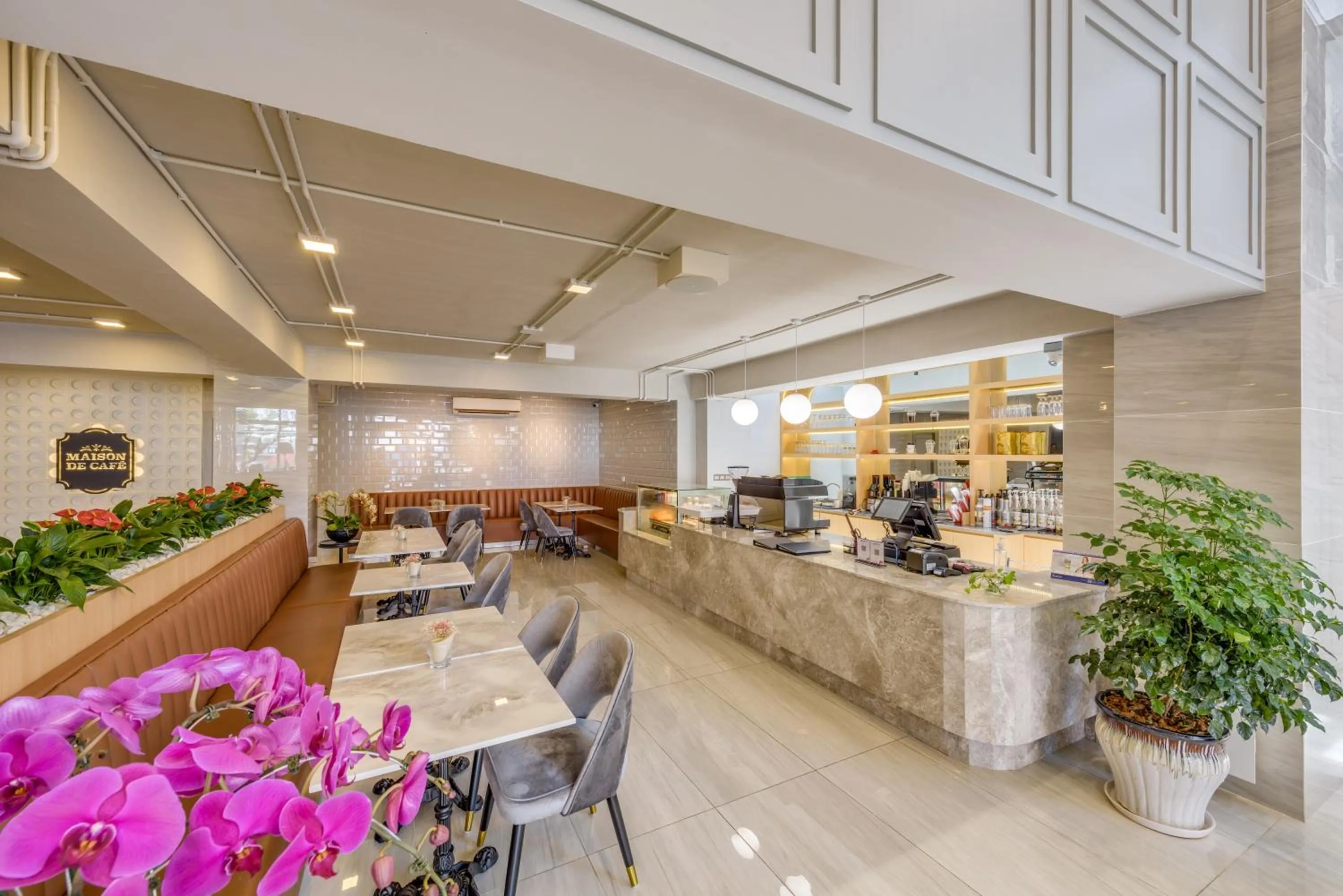 Restaurant/places to eat in Mansion 51 Hotel & Apartment