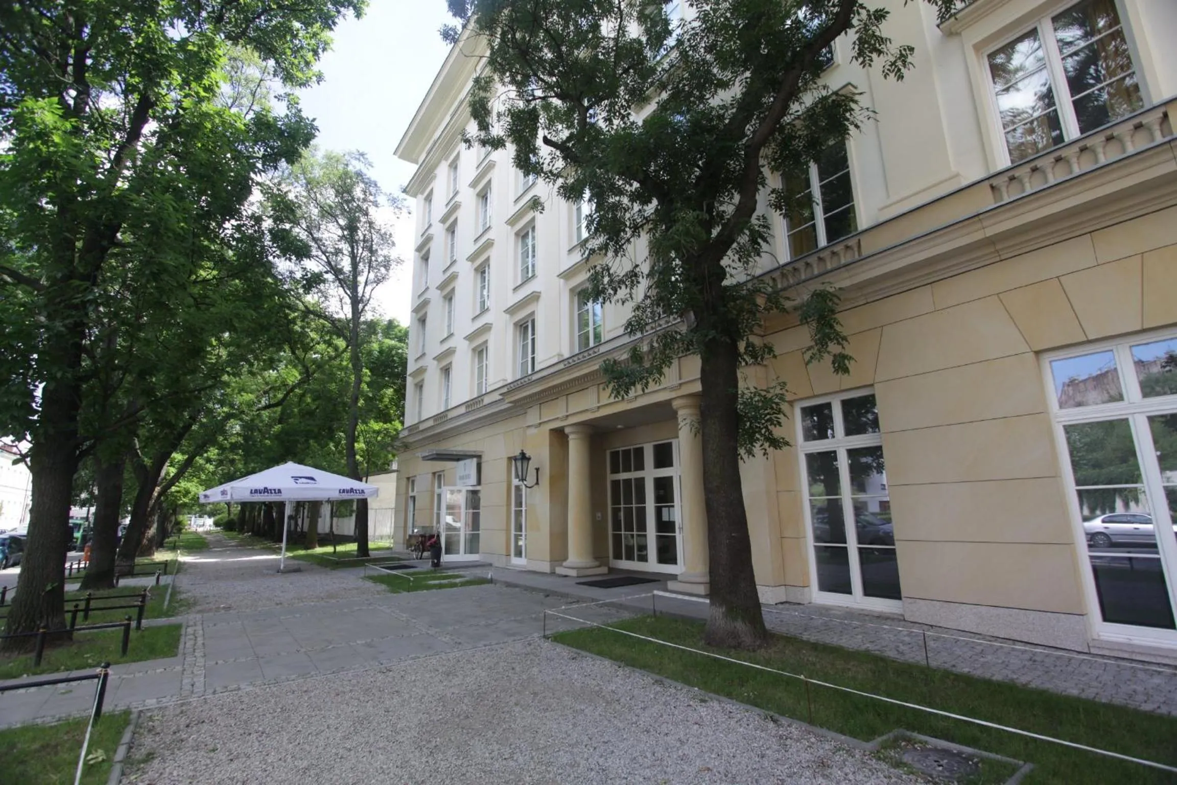 Facade/entrance in Dom Pomocy Studentom