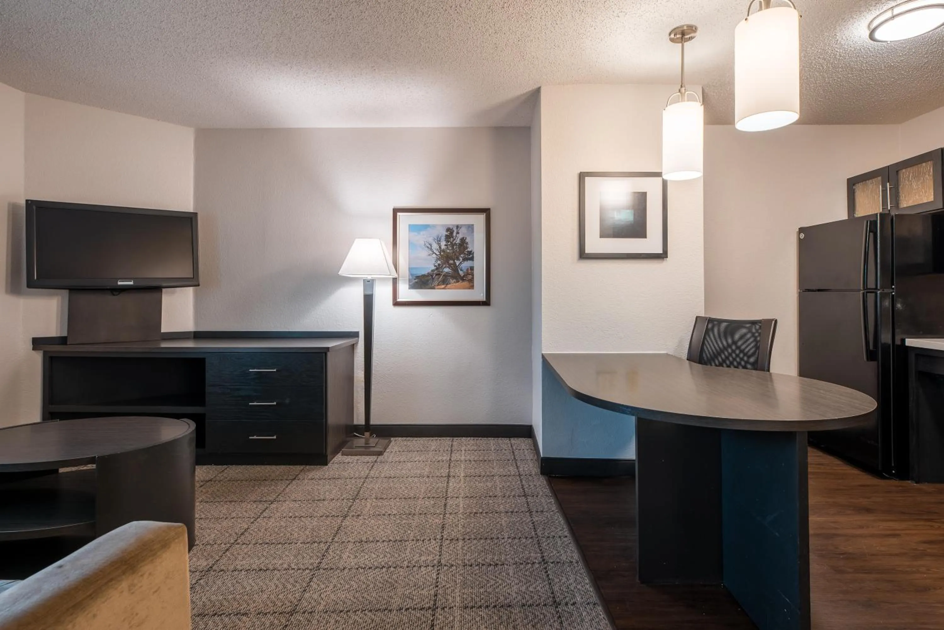 Kitchen or kitchenette in Sonesta Simply Suites Dallas Richardson
