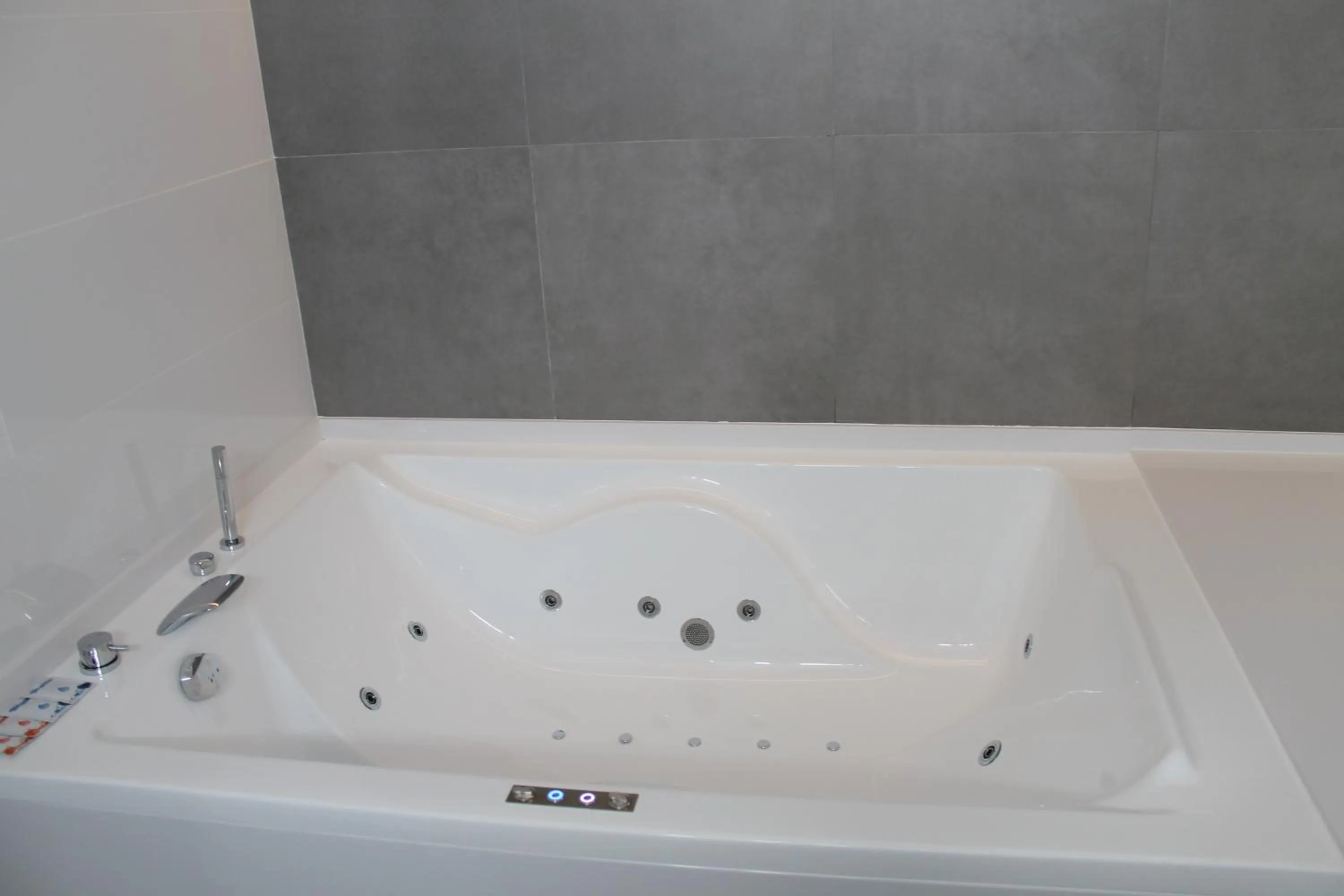 Hot Tub in Hotel Hollywood