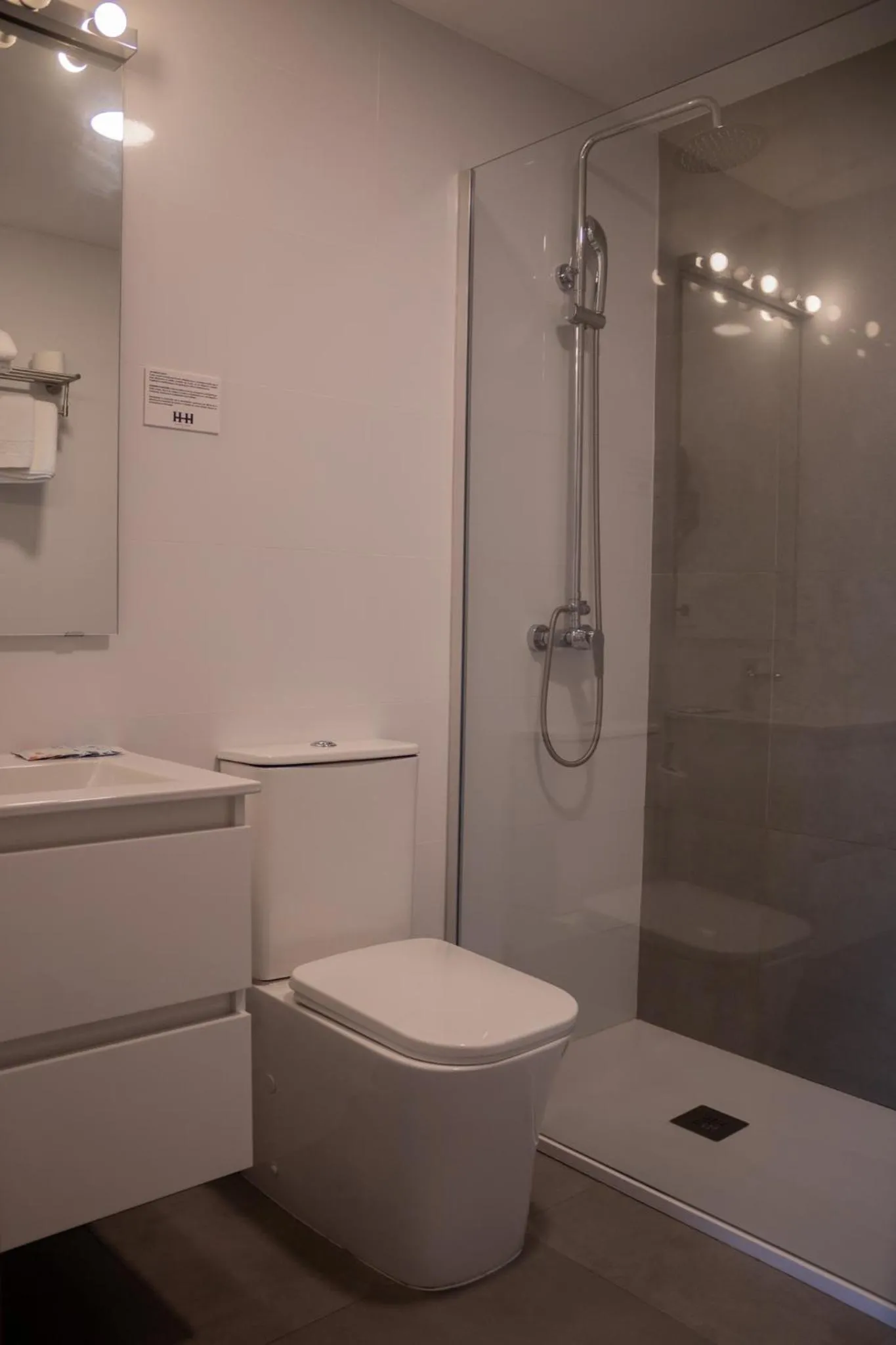 Shower in Hotel Hollywood