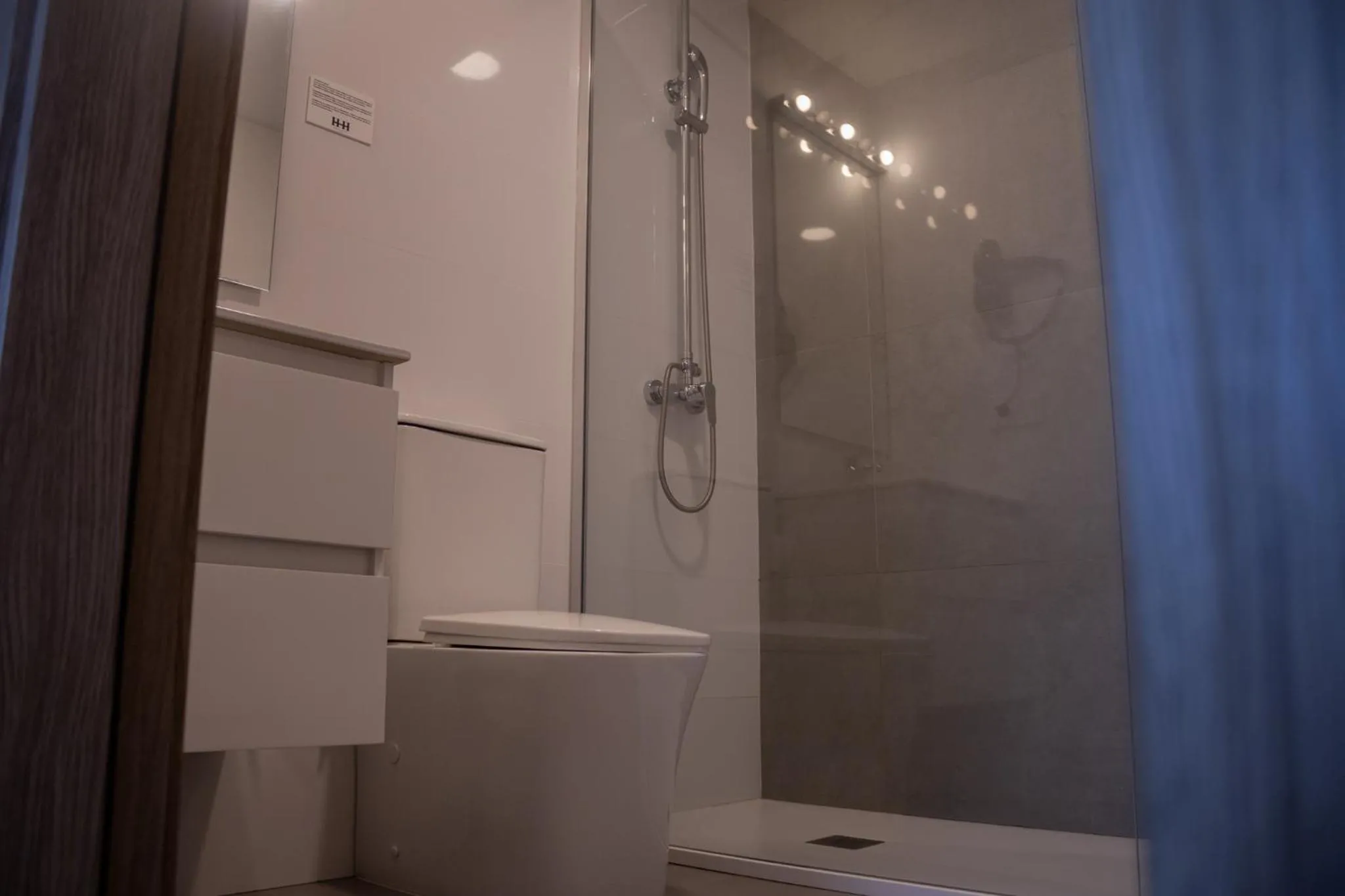Shower in Hotel Hollywood