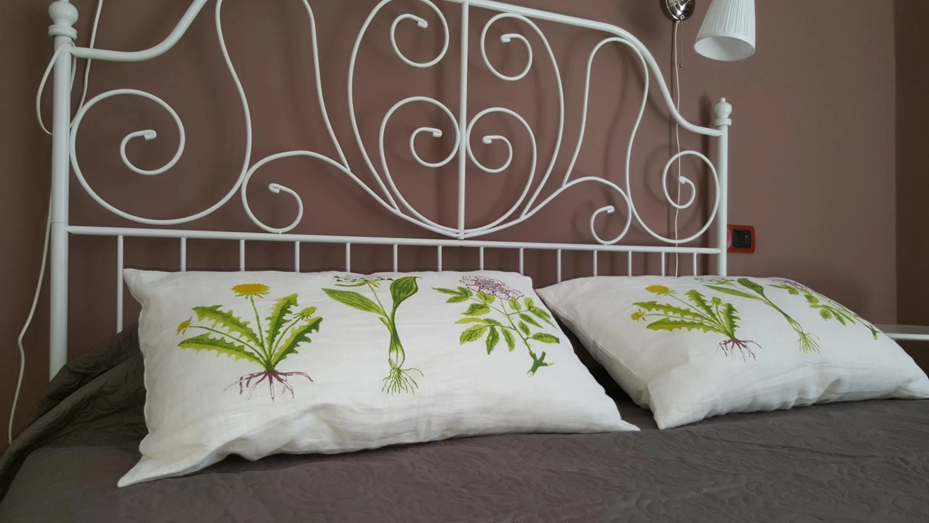 Decorative detail, Bed in B&B Aminei Metrò