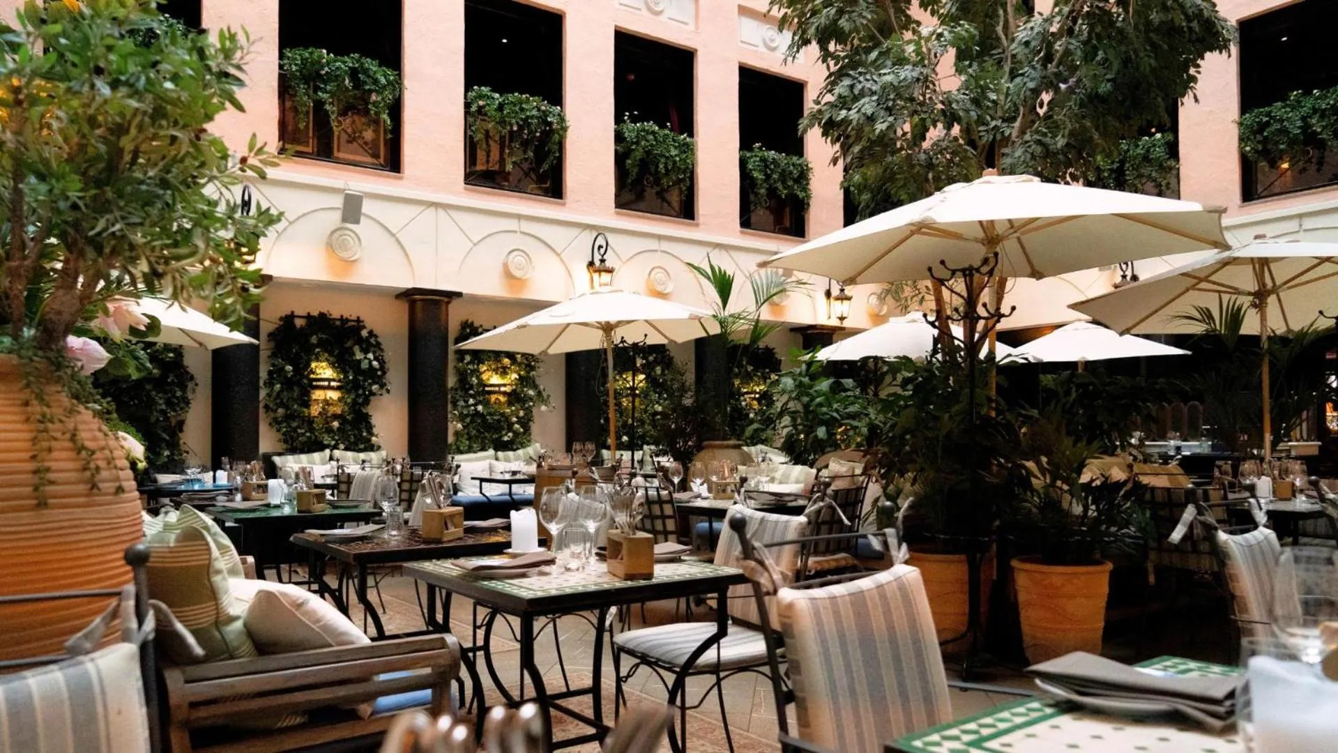 Restaurant/places to eat in MJ's