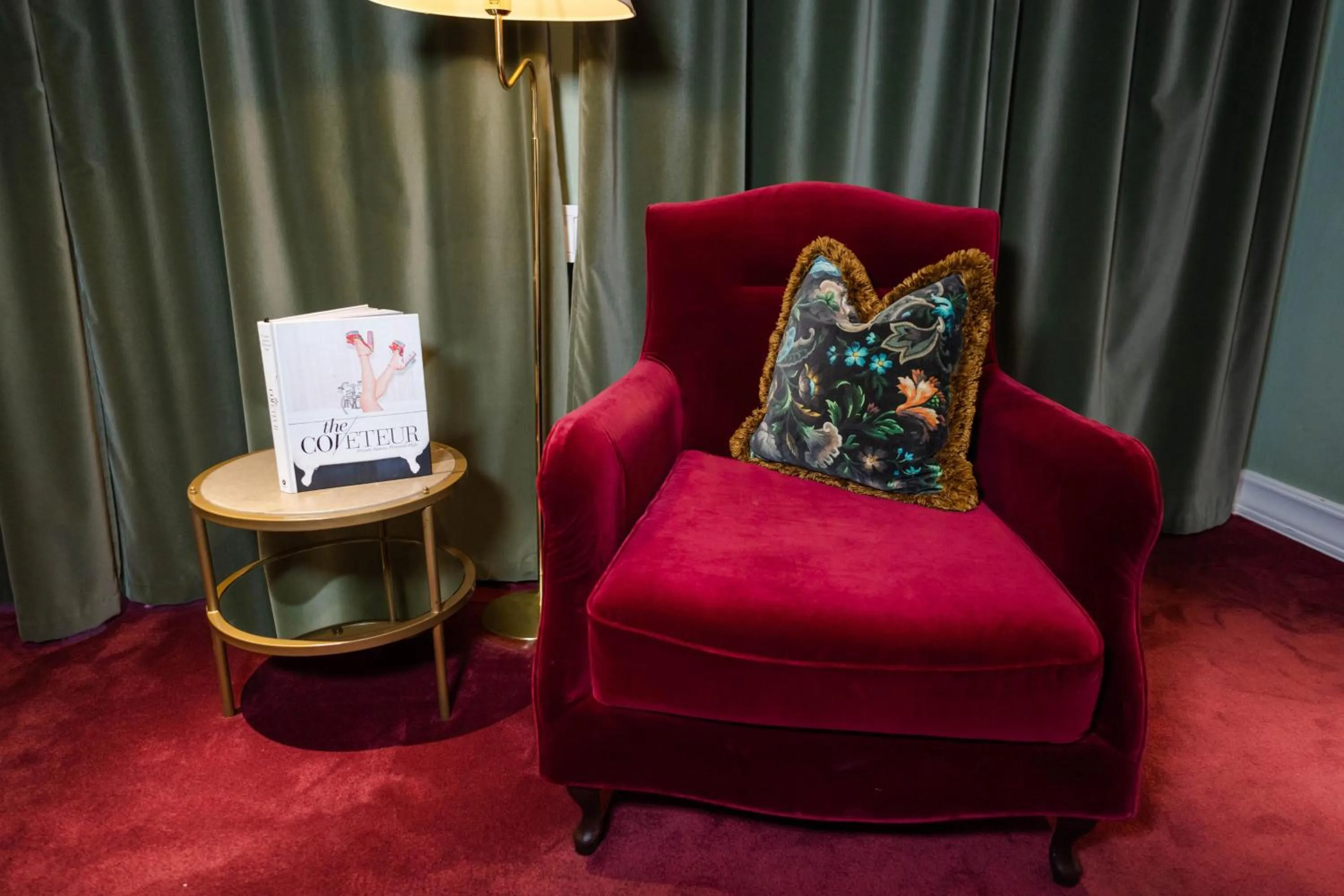 Photo of the whole room in MJ's