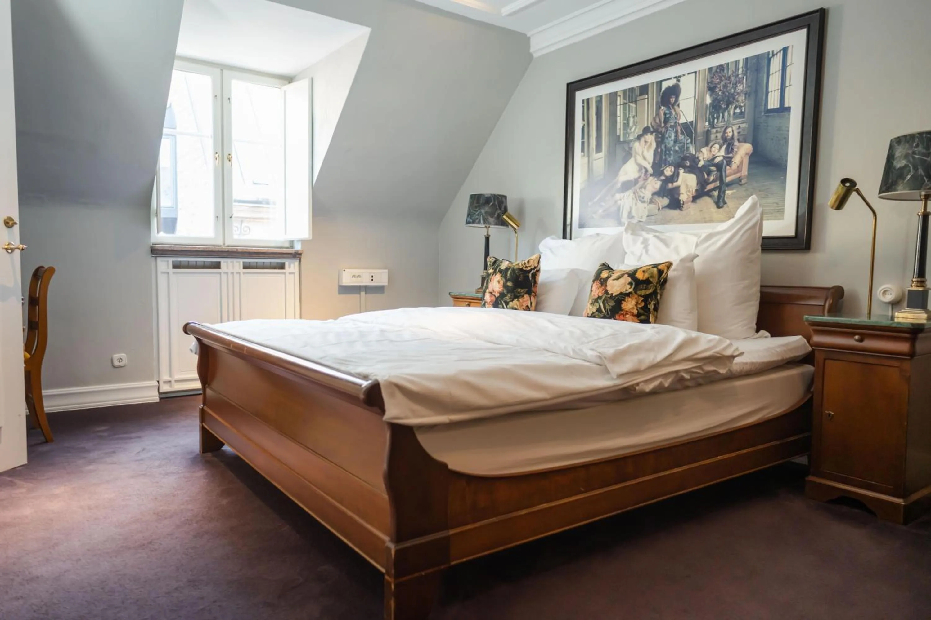 Photo of the whole room, Bed in MJ's