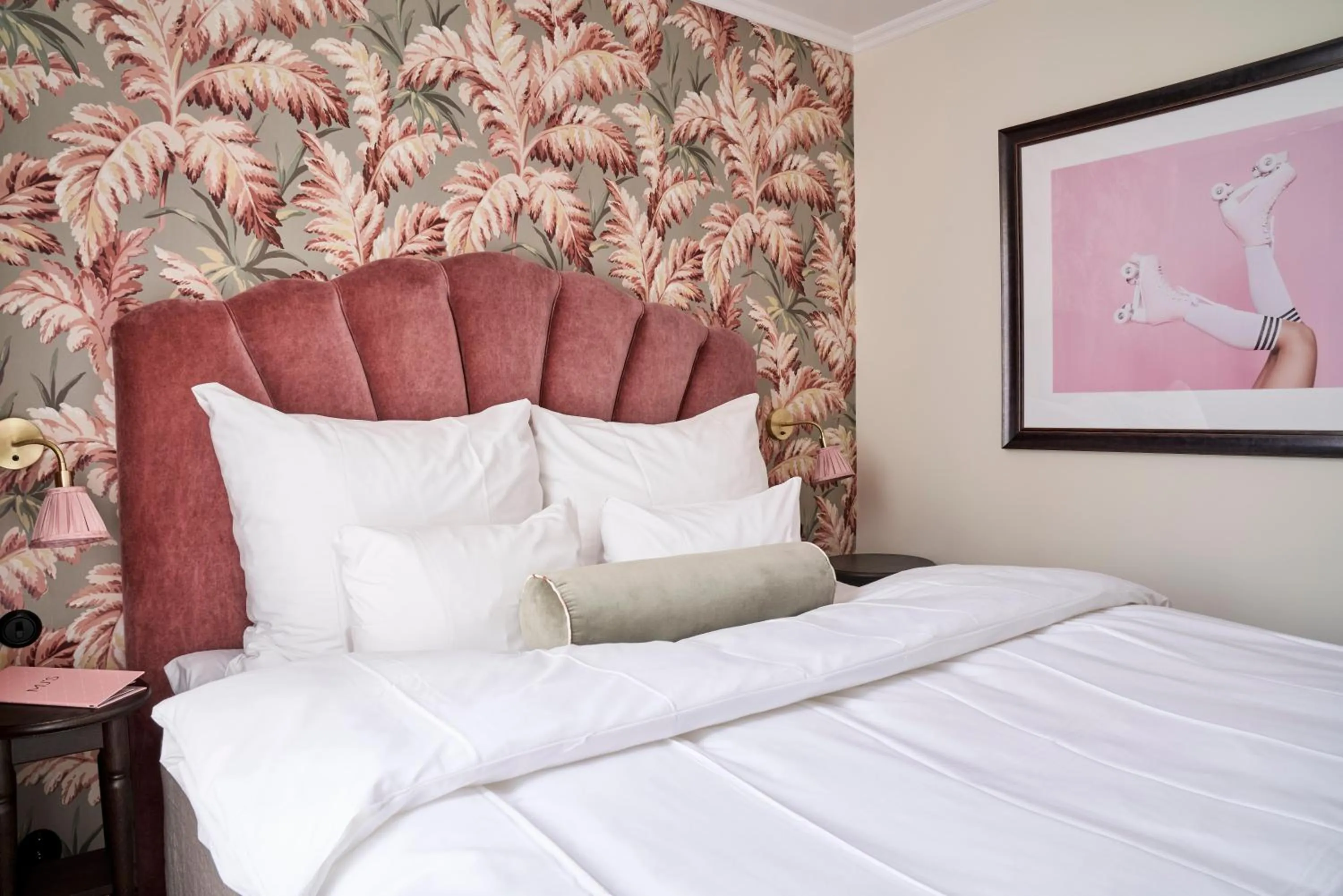 Photo of the whole room, Bed in MJ's