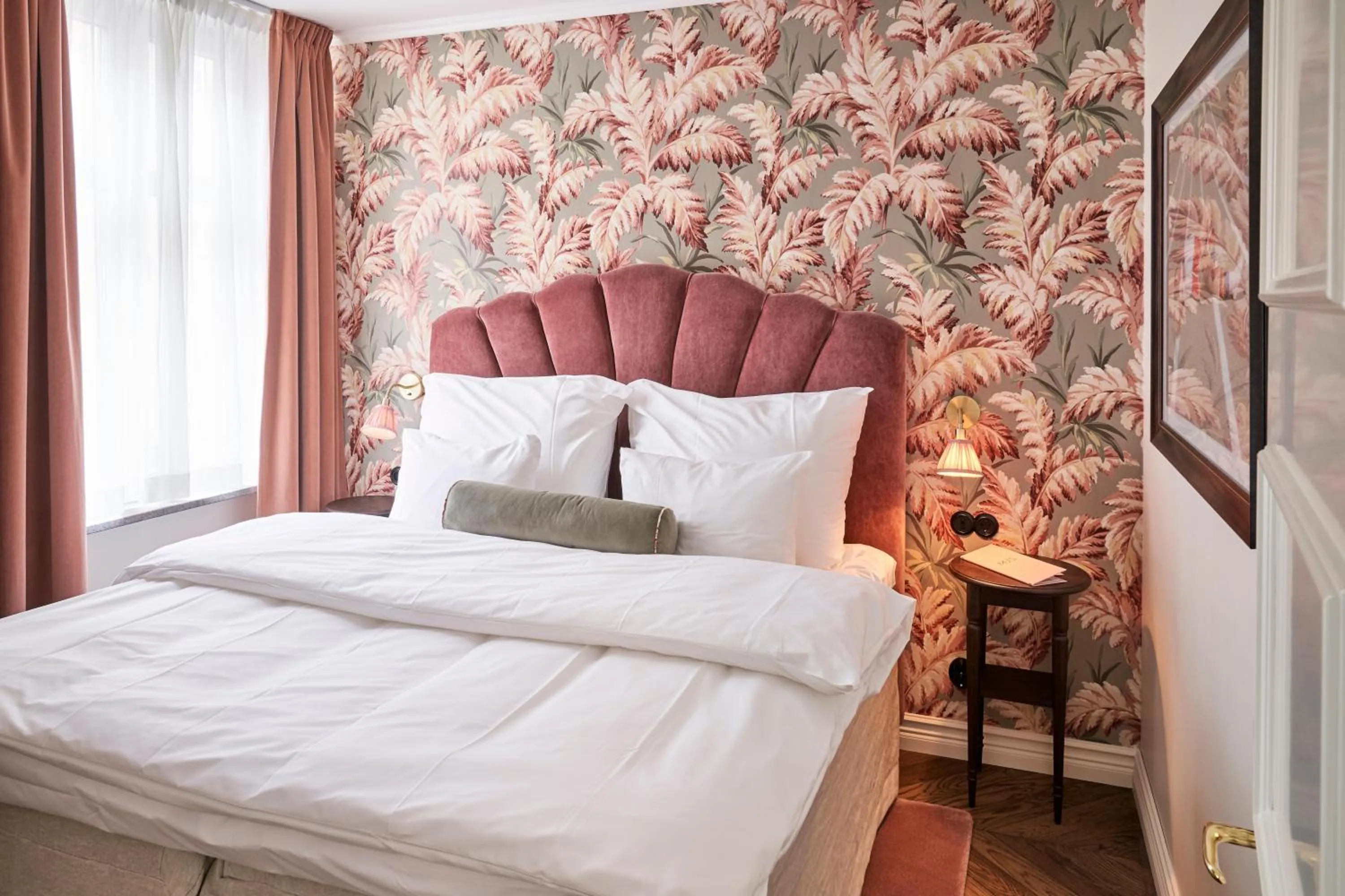 Photo of the whole room, Bed in MJ's