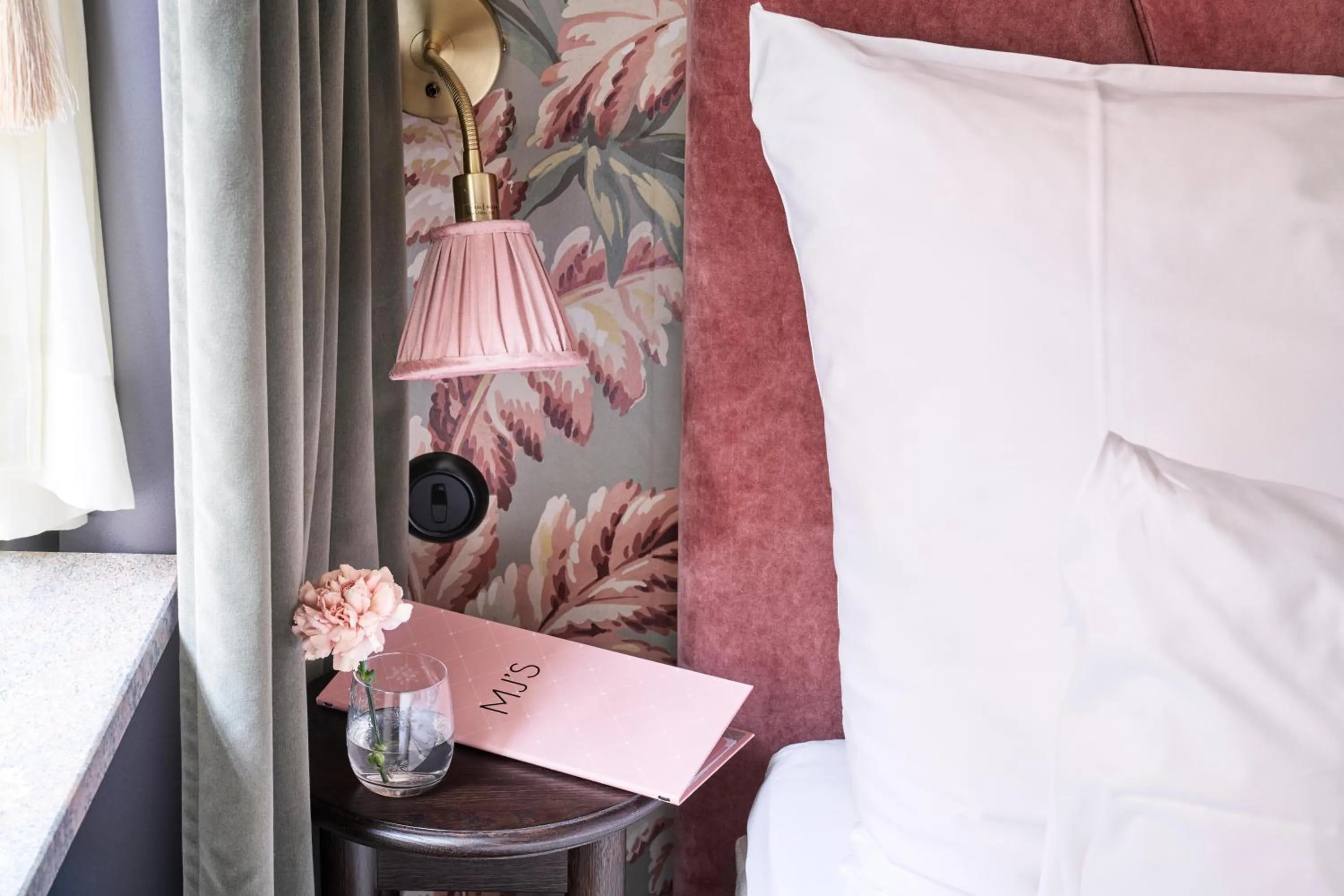 Photo of the whole room, Bed in MJ's